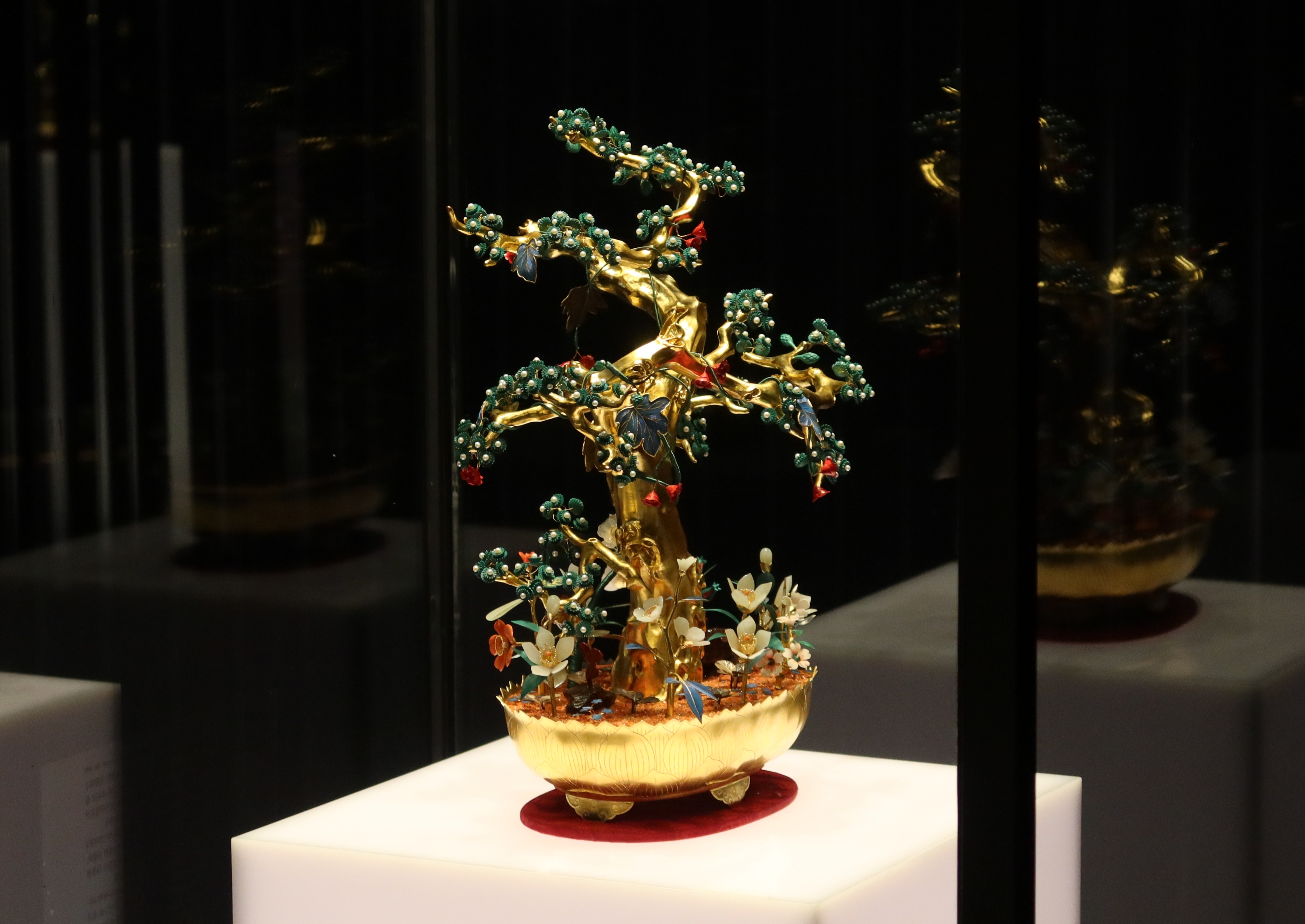 Une réplique du banhwa, ornement floral donné par le roi Sejong à Sadi Carnot après la signature du traité d’amitié franco-coréen de 1886, exposée au palais Deoksugung jusqu’au 30 août. © Charles Audouin / Korea.net