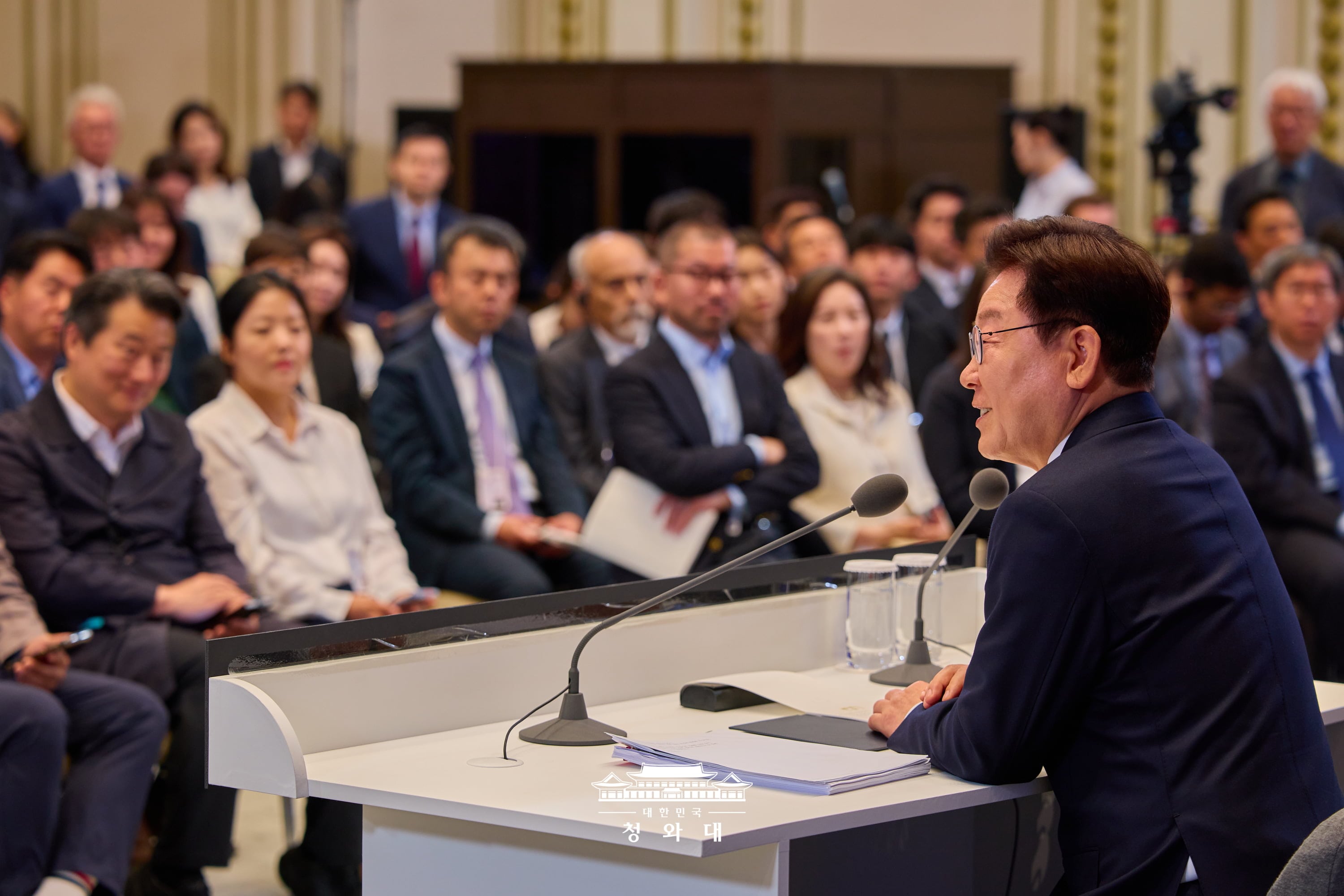 Le président Lee Jae Myung s’exprime lors d’une conférence de presse marquant sa première année au pouvoir, au complexe présidentiel de Cheong Wa Dae, à Séoul, le 8 juin 2026. © Cheong Wa Dae