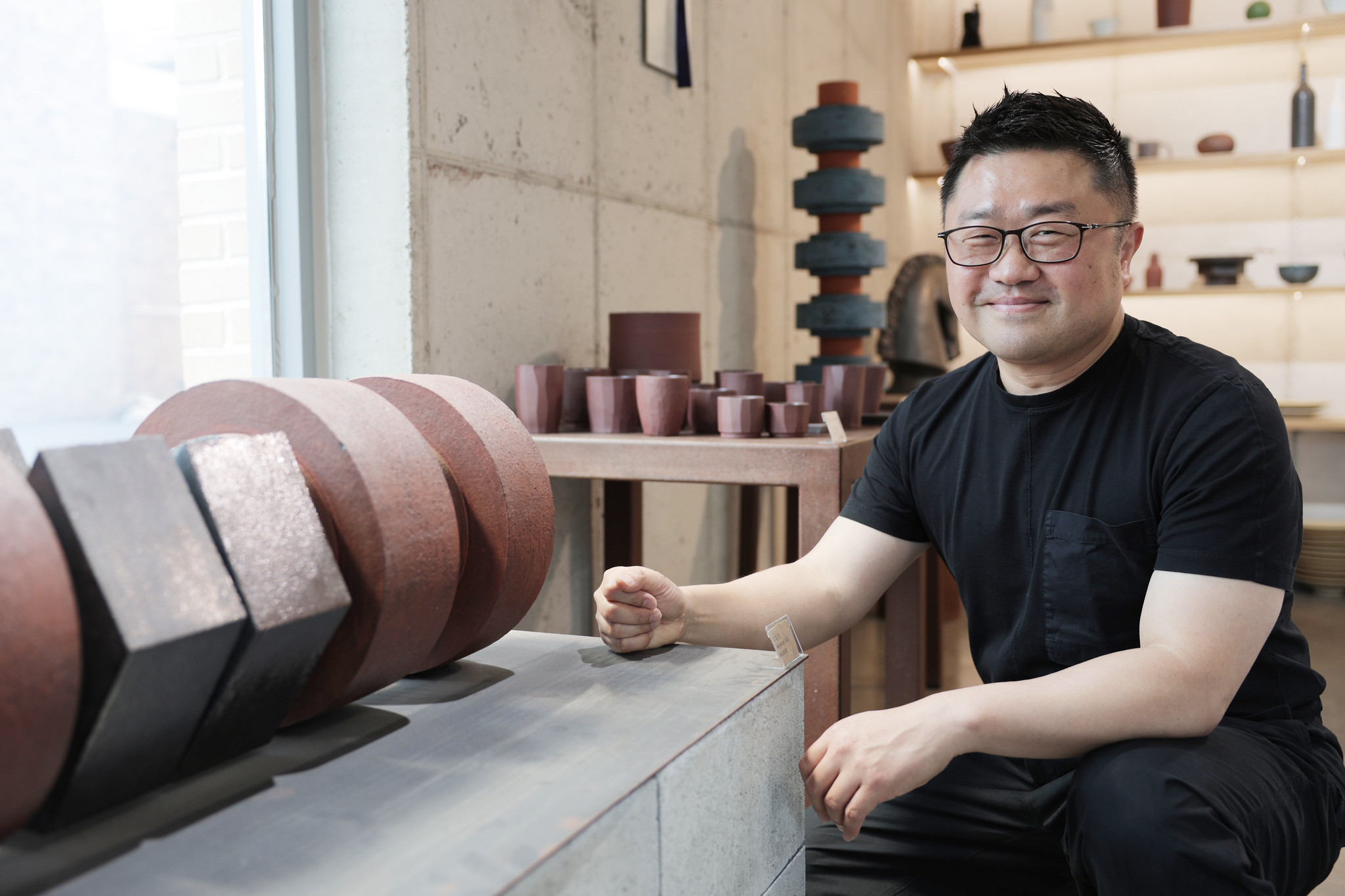 Kim Il Wan, g&eacute;rant de la galerie Mieum et artiste c&eacute;ramiste, pose dans son atelier du Ye&rsquo;s Park d&rsquo;Icheon, le 5 juin 2026. &copy; Park Dae-jin / Korea.net