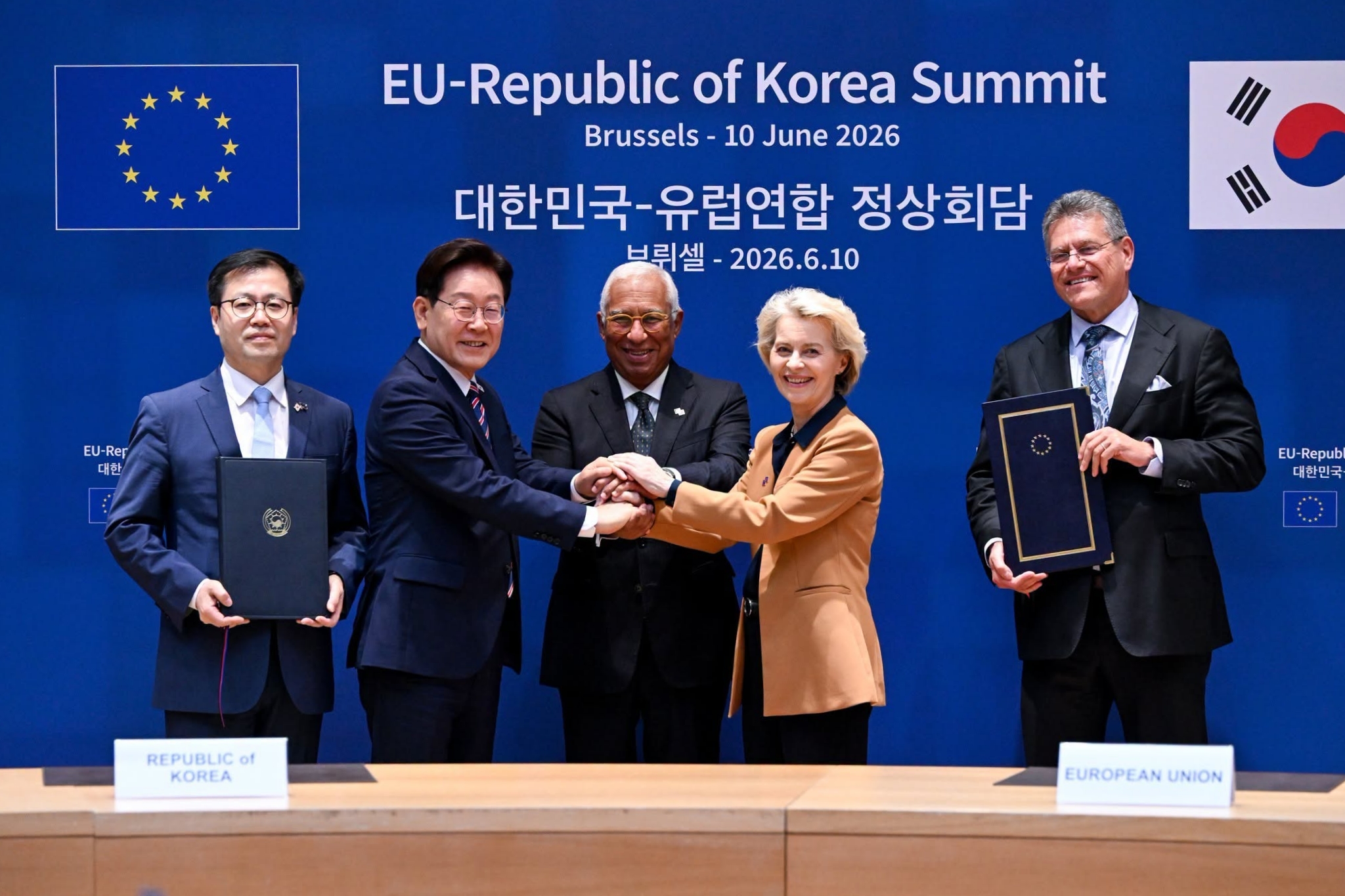De gauche &agrave; droite : Yeo Han-koo, charg&eacute; du commerce au minist&egrave;re du Commerce, de l'Industrie et de l'&Eacute;nergie, le pr&eacute;sident Lee Jae Myung ; Antonio Costa, pr&eacute;sident du Conseil europ&eacute;en, Ursula von der Leyen, pr&eacute;sidente de la Commission europ&eacute;enne ; et Maros Sefcovic, commissaire au Commerce et &agrave; la S&eacute;curit&eacute; &eacute;conomique, posent apr&egrave;s la signature d&rsquo;un accord sur le commerce num&eacute;rique entre la Cor&eacute;e et l&rsquo;Union europ&eacute;enne, &agrave; Bruxelles, le 10 juin 2026. &copy; Compte Facebook du Conseil de l&rsquo;Europe