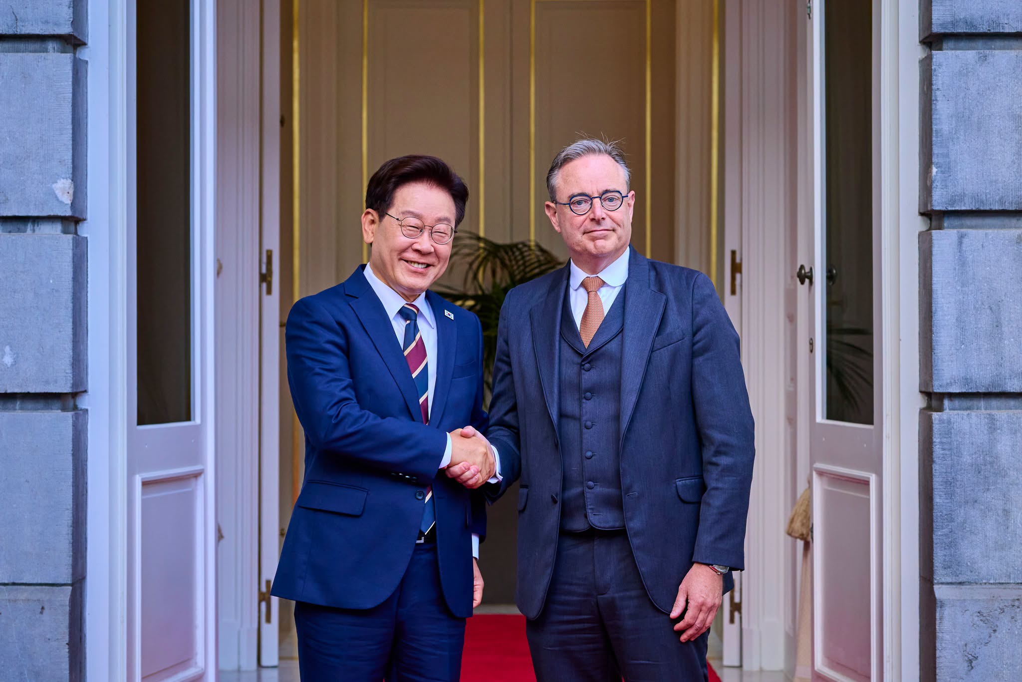 Le pr&eacute;sident Lee Jae Myung et le Premier ministre belge Bart De Wever apr&egrave;s leur entretien &agrave; Bruxelles, le 10 juin 2026. &copy; Compte Facebook du pr&eacute;sident Lee Jae Myung