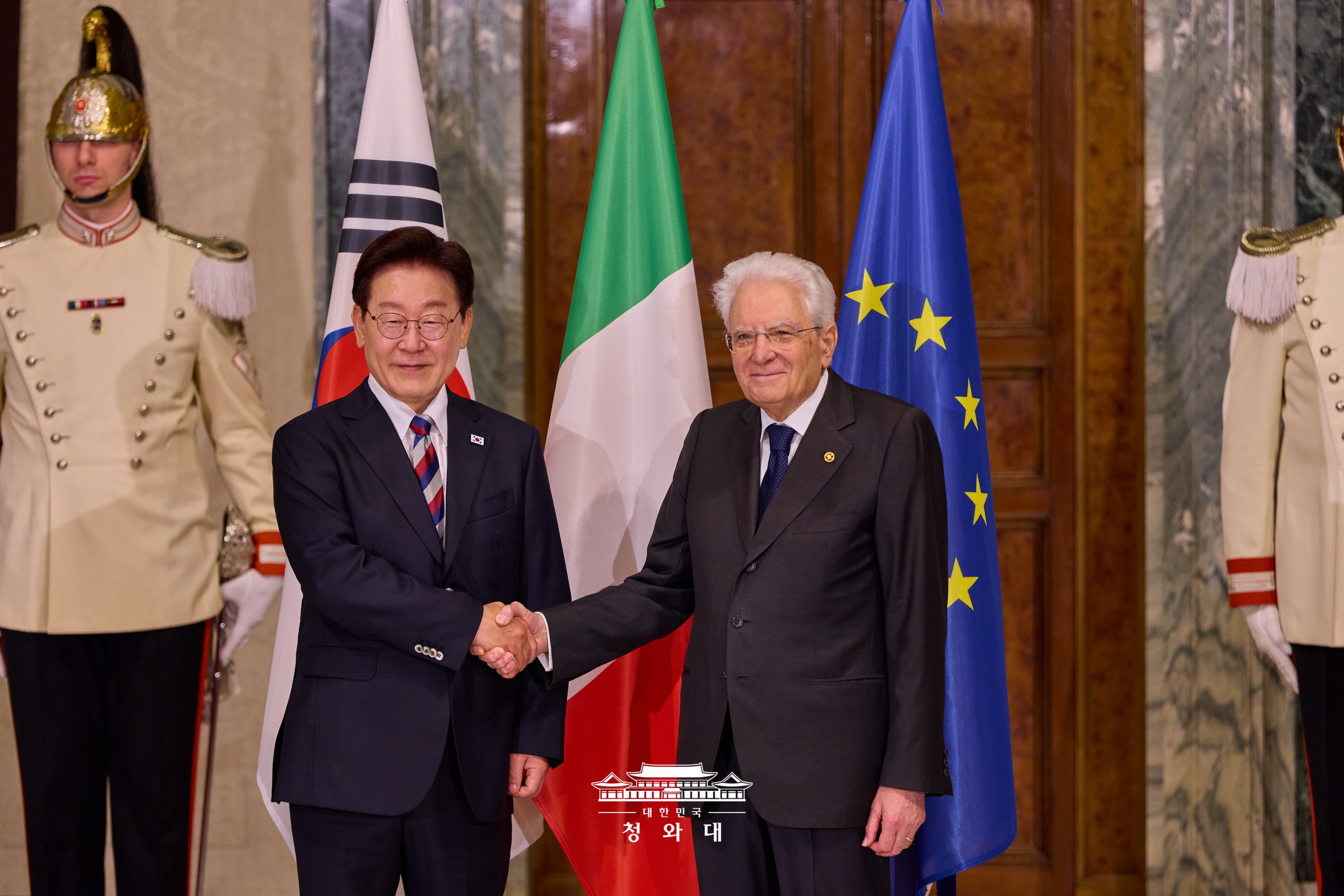 Le président Lee Jae Myung échange une poignée de main avec son homologue italien Sergio Mattarella au palais du Quirinal, en Italie, le 11 juin 2026. © Cheong Wa Dae