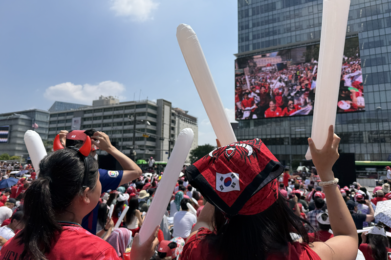 Deux Diables rouges sur la place Gwanghwamun, &agrave; S&eacute;oul, le 12 juin 2026. &copy; Hong Angie / Korea.net