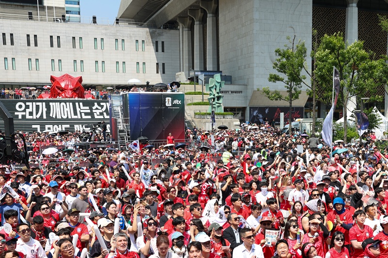 Les Diables rouges, supporters de l&rsquo;&eacute;quipe nationale cor&eacute;enne de football, r&eacute;unis sur la place Gwanghwamun, dans le centre de S&eacute;oul, pour encourager leur &eacute;quipe affrontant la R&eacute;publique tch&egrave;que, le 12 juin 2026. &copy; Park Dae-jin / Korea.net