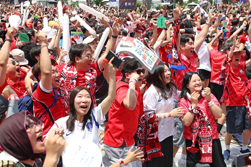 Le ministre de la Culture, des Sports et du Tourisme, Chae Hwi-young (deuxi&egrave;me &agrave; gauche) c&eacute;l&egrave;bre un but marqu&eacute; par la Cor&eacute;e lors de son premier match de la Coupe du Monde de la FIFA 2026, sur la place Gwanghwamun, &agrave; S&eacute;oul, le 12 juin 2026. &copy; Heo Man-jin / Minist&egrave;re de la Culture, des Sports et du Tourisme