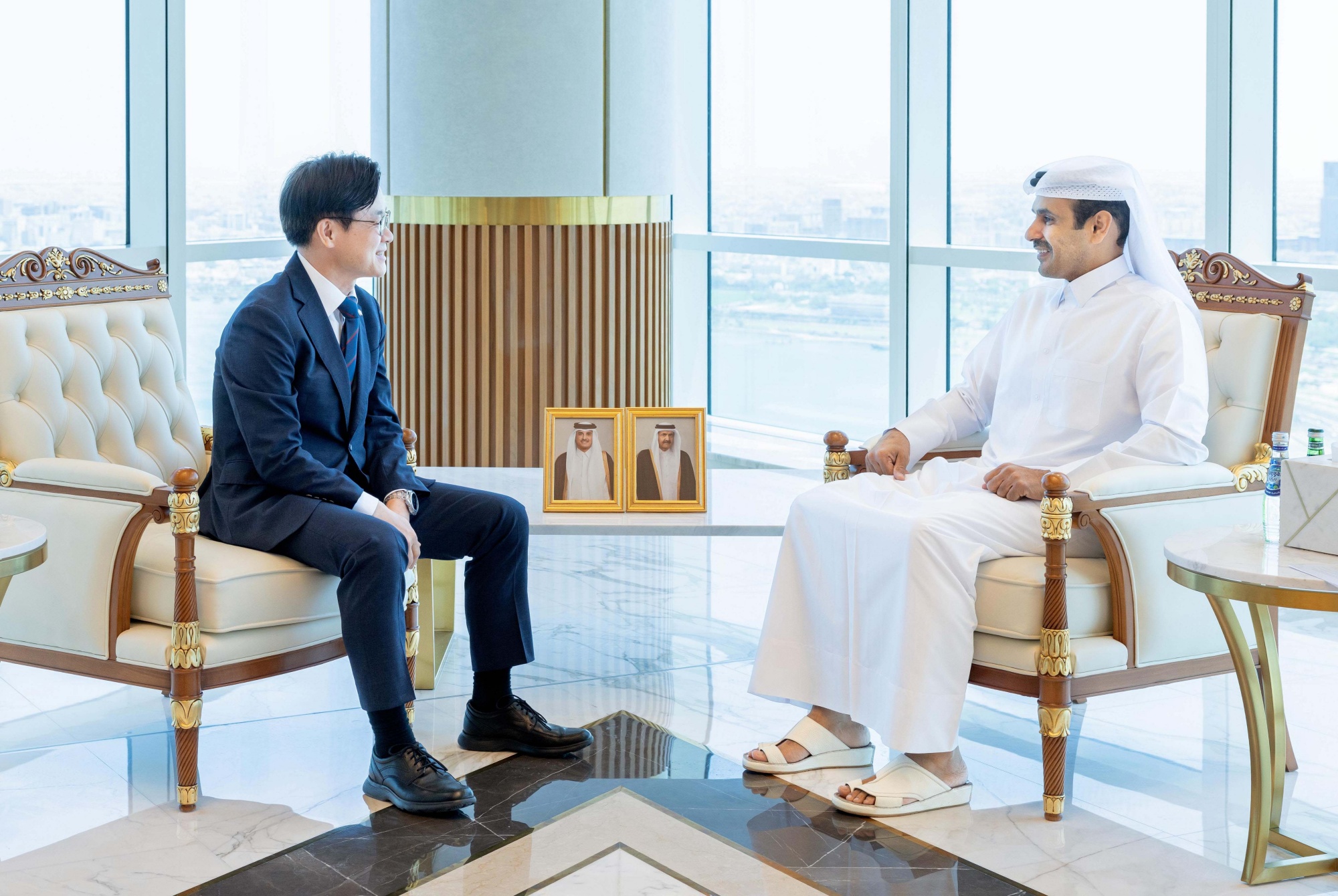 Le ministre du Commerce, de l'Industrie et de l'&Eacute;nergie, Kim Jong-kwan, s'entretient avec Saad bin Sherida Al Kaabi, ministre d'&Eacute;tat &agrave; l'&Eacute;nergie et PDG de Qatar Energy, &agrave; Doha, le 15 juin 2026. &copy; Ministre du Commerce, de l&rsquo;Industrie et des Ressources