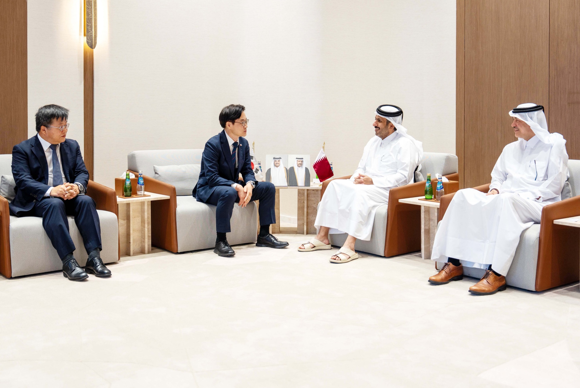 Kim Jung-kwan et Faisal Bin Thani Al Thani (au centre) lors de leur rencontre &agrave; Doha, le 15 juin 2026. &copy; Ministre du Commerce, de l&rsquo;Industrie et des Ressources