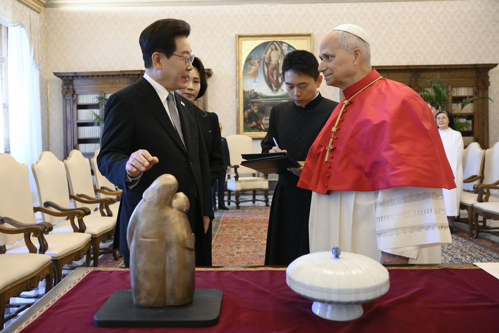 Le président Lee Jae Myung et le pape Léon XIV, au Palais apostolique, au Vatican, le 15 juin 2026. © Cheong Wa Dae
