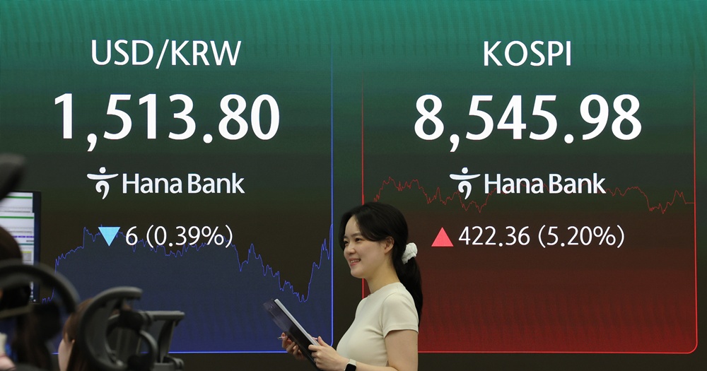 Un écran de la Hana Bank affiche l’indice de référence de la Bourse de Séoul, le KOSPI, à 8 545,98 points, le 15 juin 2026. © Agence de presse Yonhap