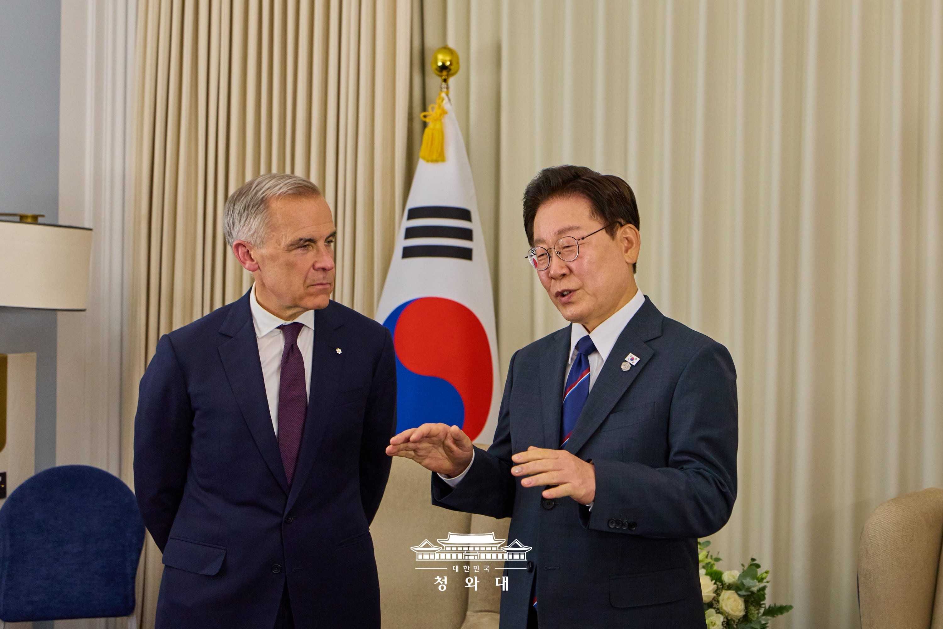 Le président Lee Jae Myung discute avec et le Premier ministre canadien Mark Carney lors d’une rencontre organisée en marge du sommet du G7 à Évian-les-Bains, le 16 juin 2026. © Cheong Wa Dae