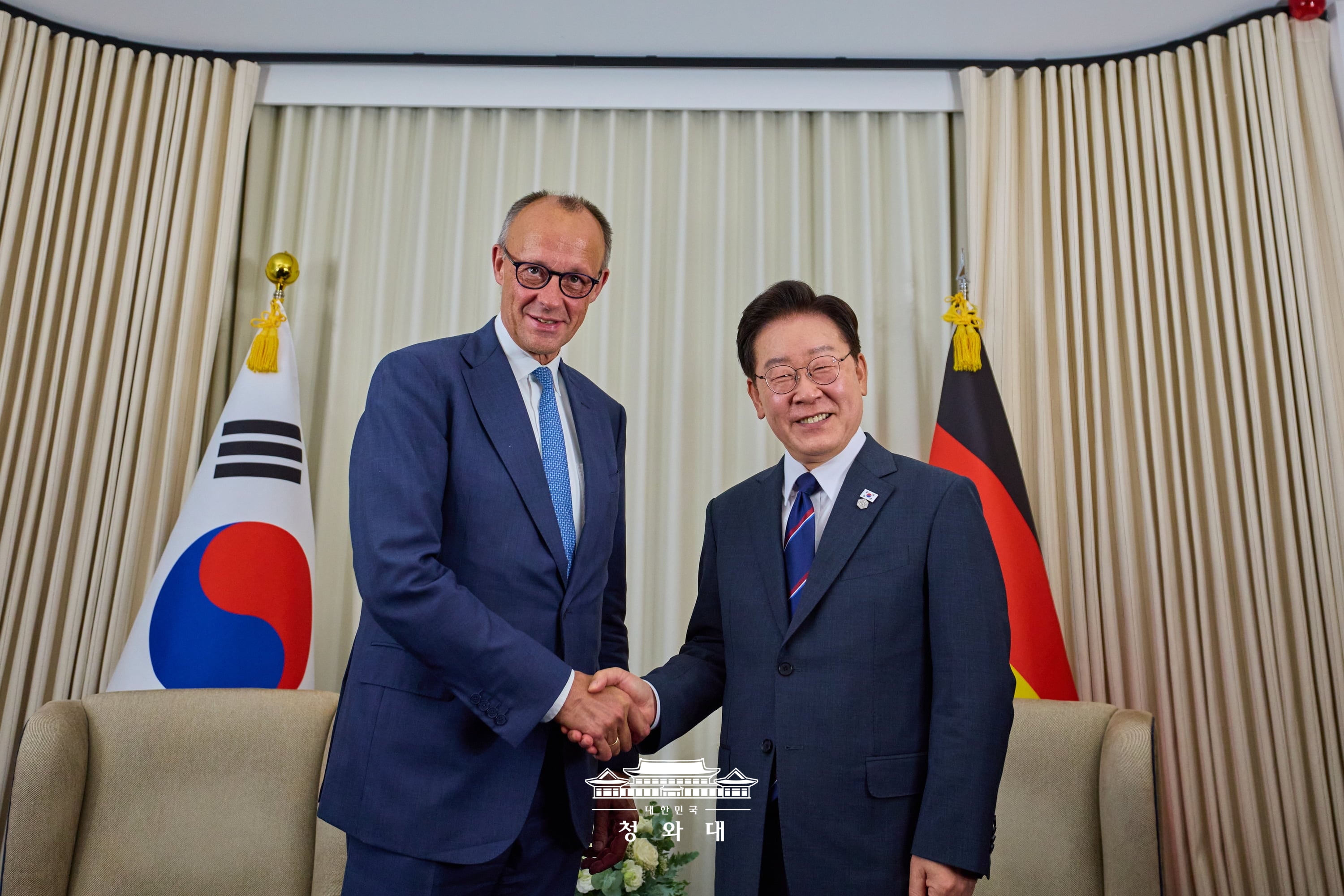 Le président Lee Jae Myung et le chancelier allemand Friedrich Merz lors de leur rencontre organisée en marge du sommet du G7 à Évian-les-Bains, le 16 juin 2026. © Cheong Wa Dae