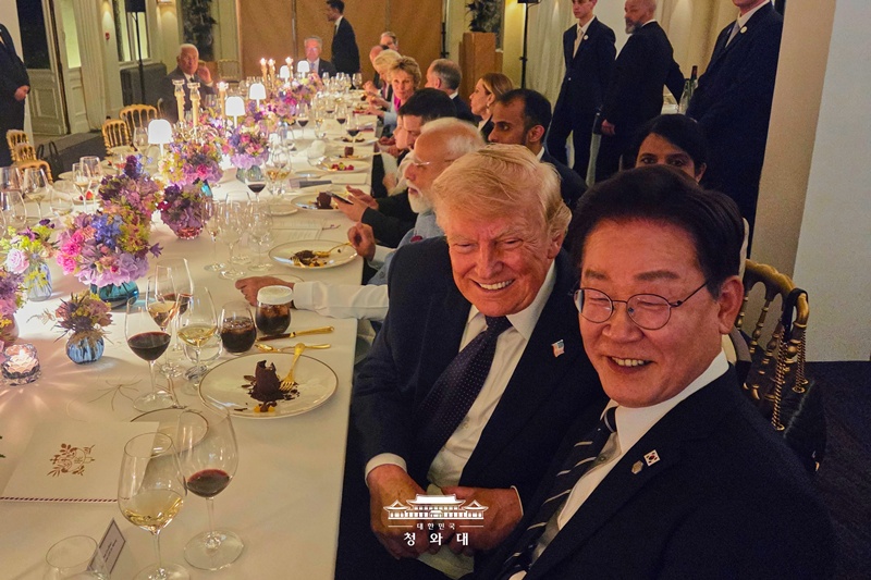 Le pr&eacute;sident Lee Jae Myung et son homologue am&eacute;ricain Donald Trump lors du d&icirc;ner organis&eacute; &agrave; la fin du sommet du G7 &agrave; &Eacute;vian, le 16 juin 2026. &copy; Cheong Wa Dae