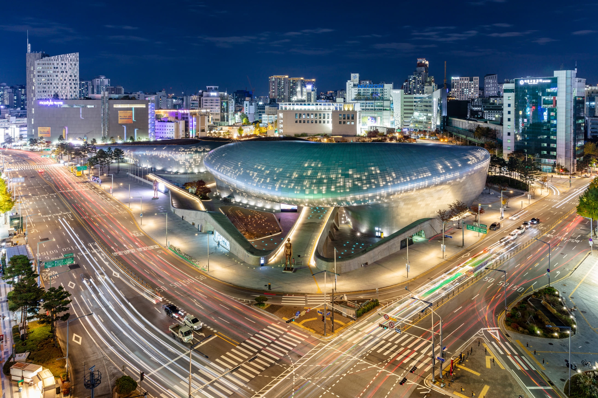 Vue nocturne de la Dongdaemun Design Plaza (DDP), situé à l’est de Séoul. © Ville de Séoul