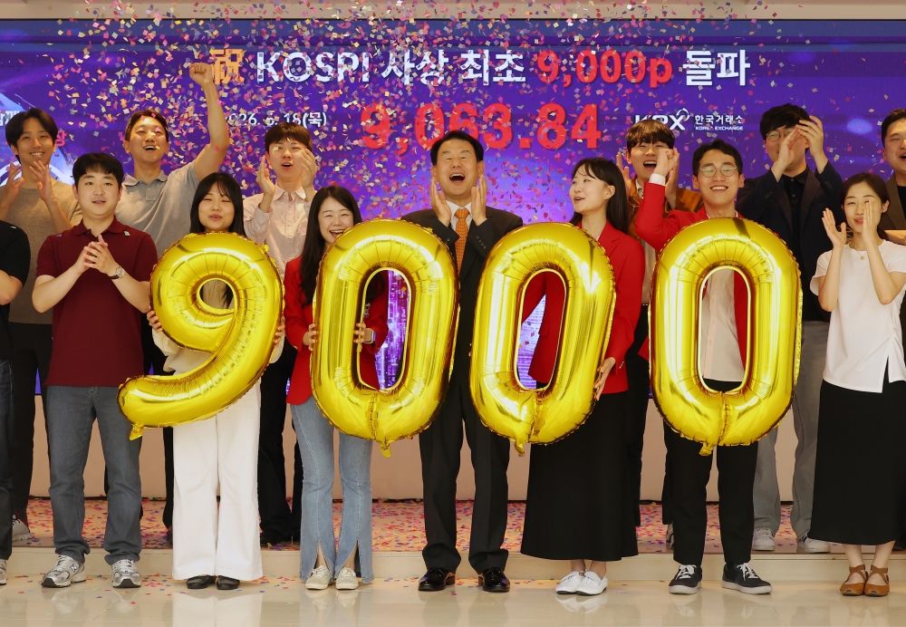 Un écran de la Korea Exchange affiche l’indice de référence de la Bourse de Séoul, le KOSPI, à 9 063,84 points, le 18 juin 2026. © Agence de presse Yonhap