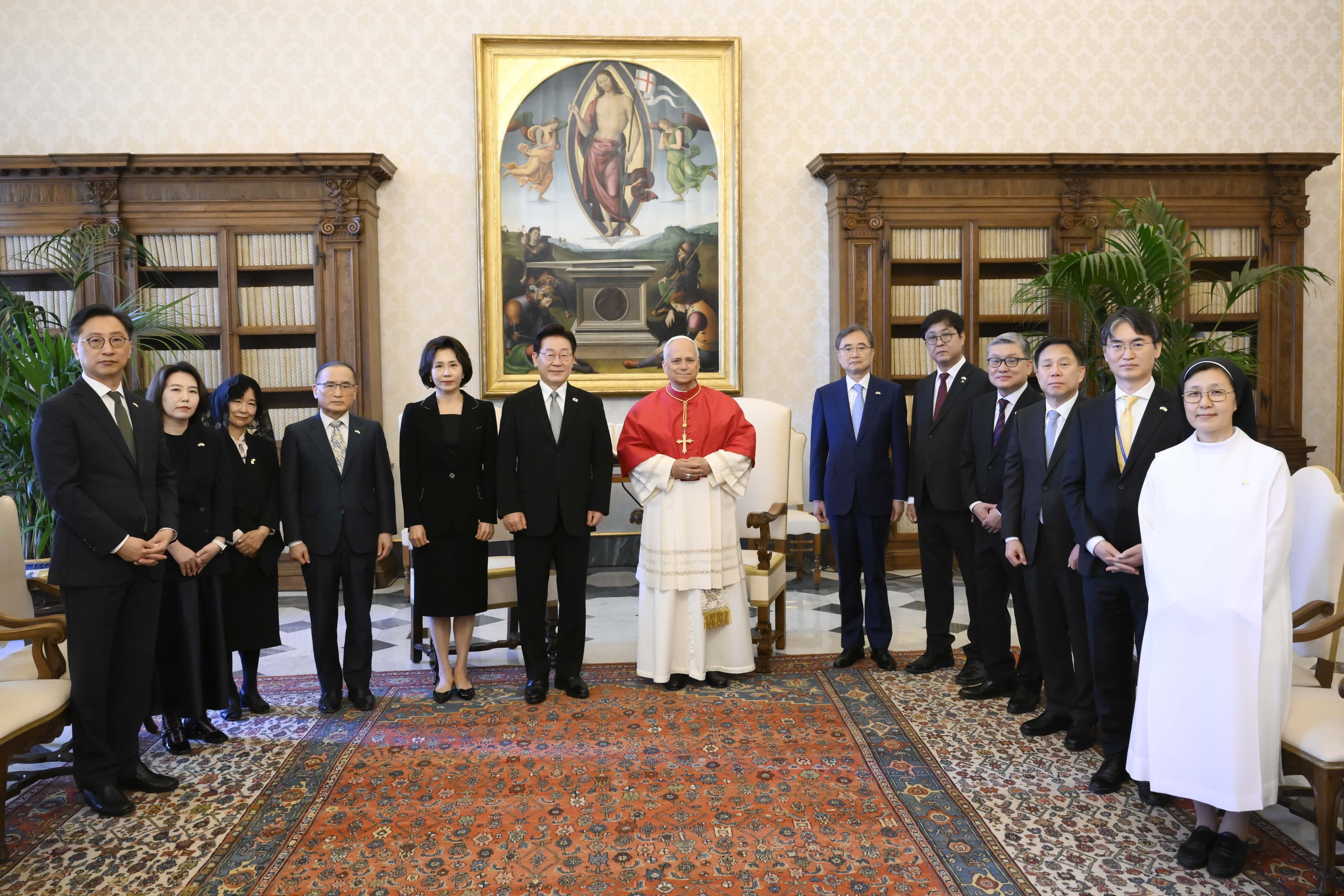 Le pr&eacute;sident Lee Jae Myung et le pape L&eacute;on XIV (au centre) lors de leur rencontre au Vatican, le 15 juin 2026. &copy; Vatican Media