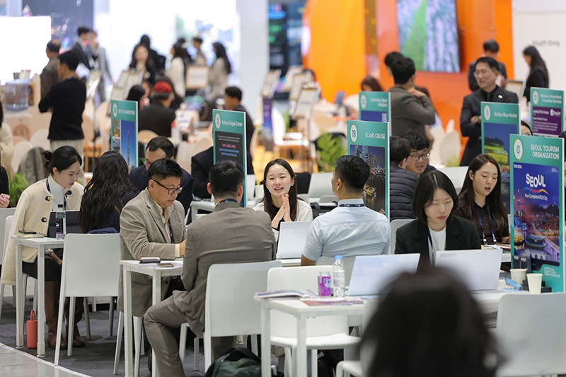 Un groupe de personnes discute sur un stand de la Korea Mice Expo 2025, qui s’est déroulée au centre des expositions Coex, à Séoul, du 3 au 5 novembre 2025. © K-MICE