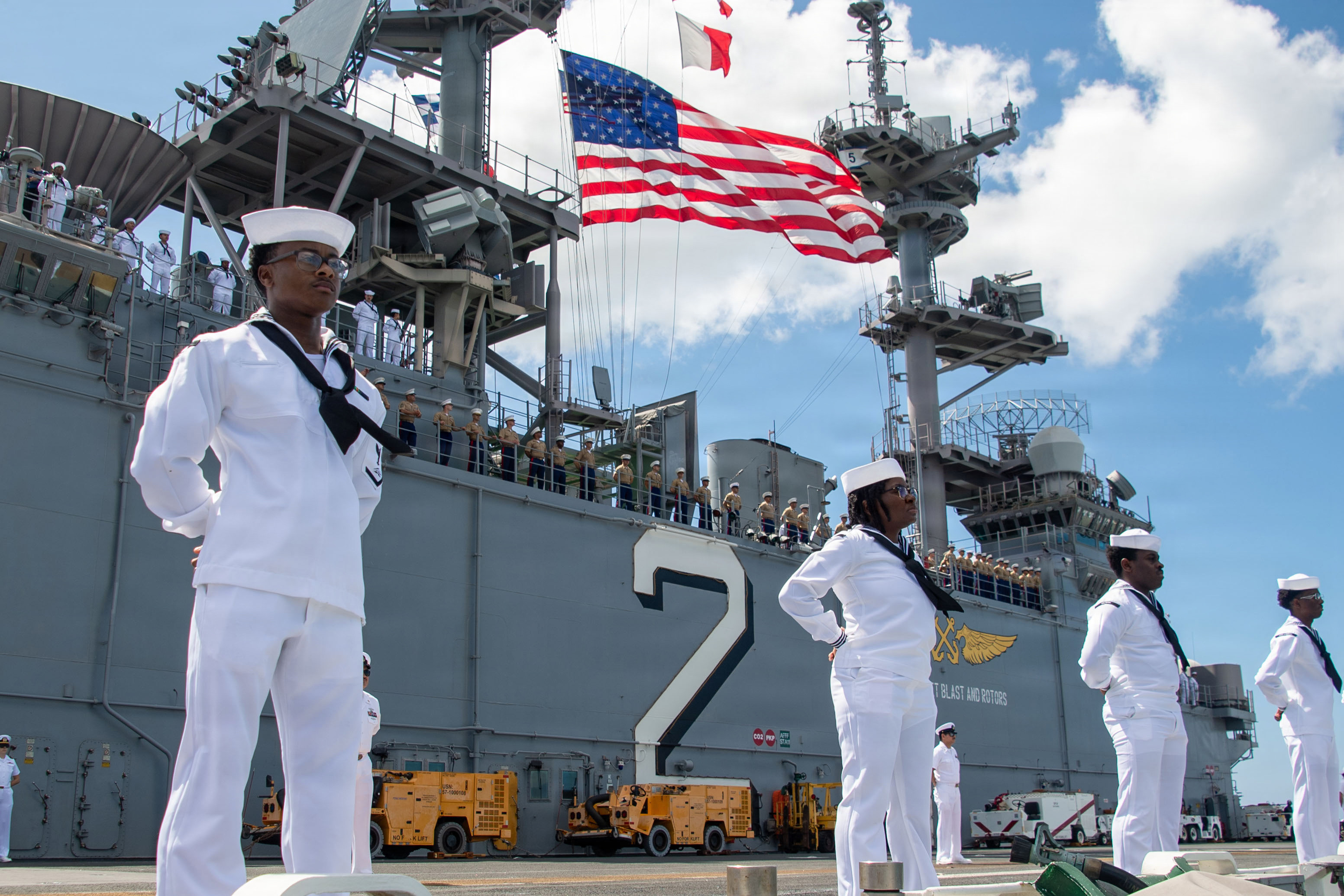 Des forces navales américaines à bord du navire d’assaut amphibie USS Essex qui entre à Pearl Harbor, avant de partir pour l’exercice multinational RIMPAC, le 21 juin 2026. © Département de la Défense des États-Unis 