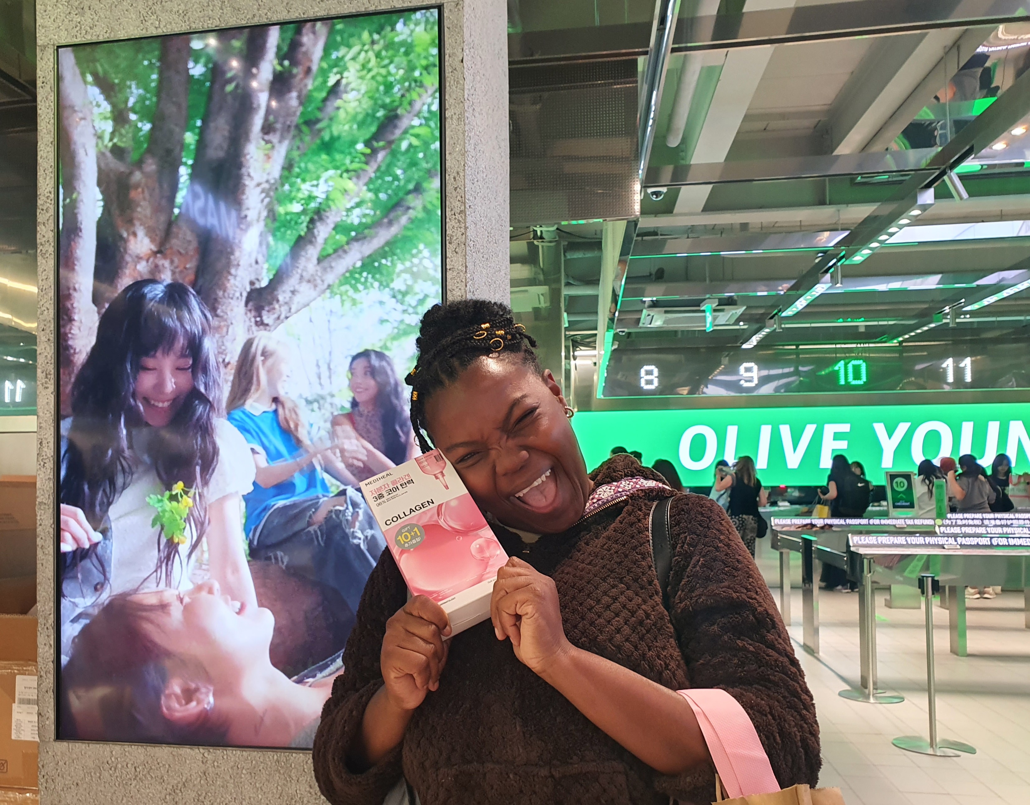 Roxane pose avec une boîte de consmétiques achetée chez Olive Young, à Séoul, le 24 juin 2026. © Uyen Nguyen / Korea.net