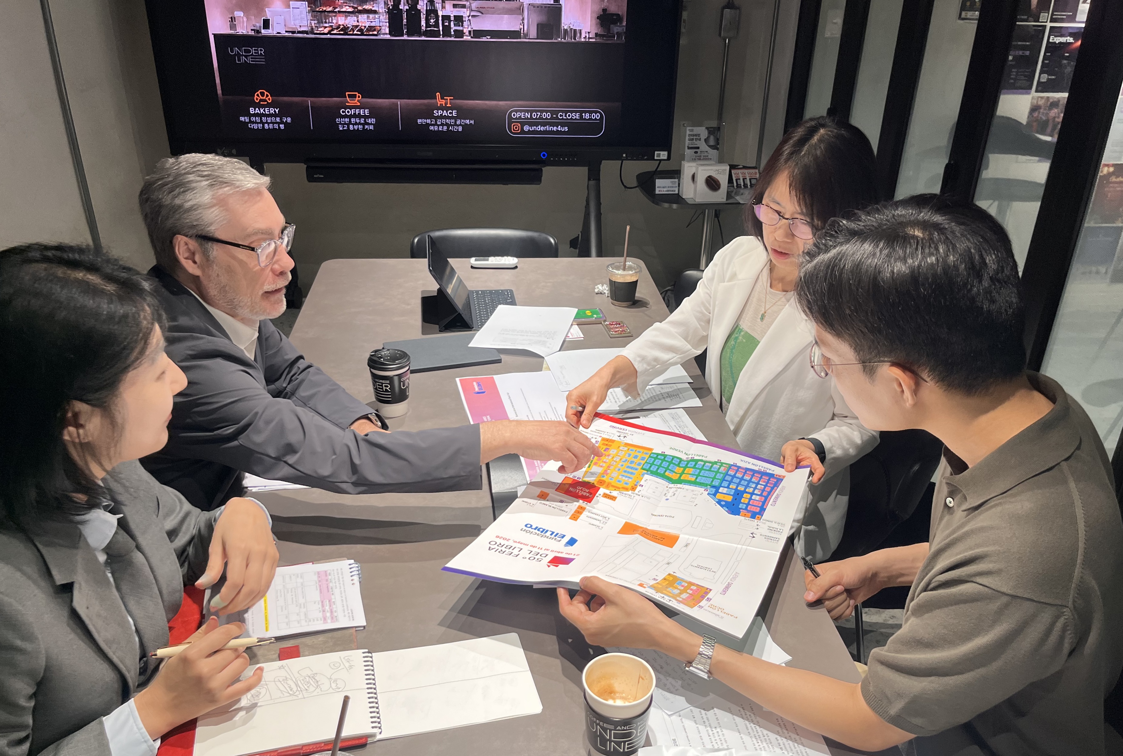 Ezequiel Martínez (à gauche), directeur général du salon international du livre de Buenos Aires s’entretient avec une délégation de la Korean Foundation for International Cultural Exchange, à Séoul, le 26 juin 2026. © Korean Foundation for International Cultural Exchange