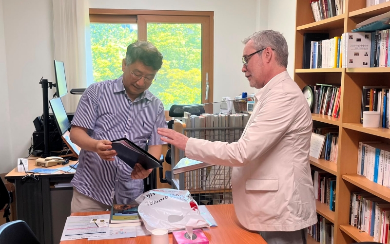 Ezequiel Martínez (à droite) et Woo Seokkyun, directeur de l'Institute of Latin American Studies de l’université nationale de Séoul, dans une salle de l’institut, le 23 juin 2026. © Korean Foundation for International Cultural Exchange