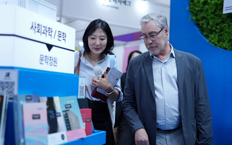 Ezequiel Martinez visite le salon international du livre de Séoul, au centre des expositions Coex, à Gangnam, le 24 juin 2026. © Korean Foundation for International Cultural Exchange