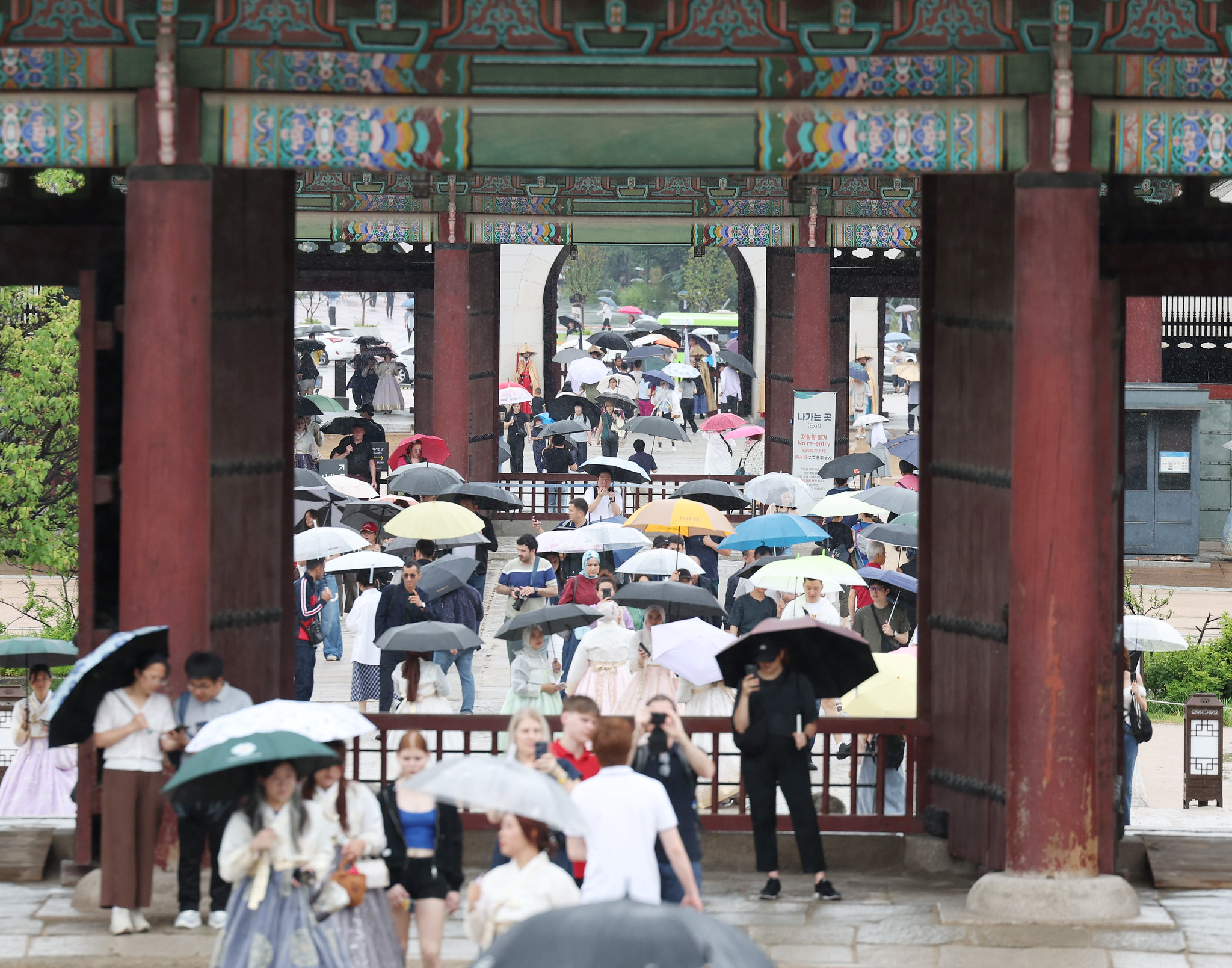 Le palais Gyeongbokgung bondé de visiteurs, à Séoul. © Korea.net DB