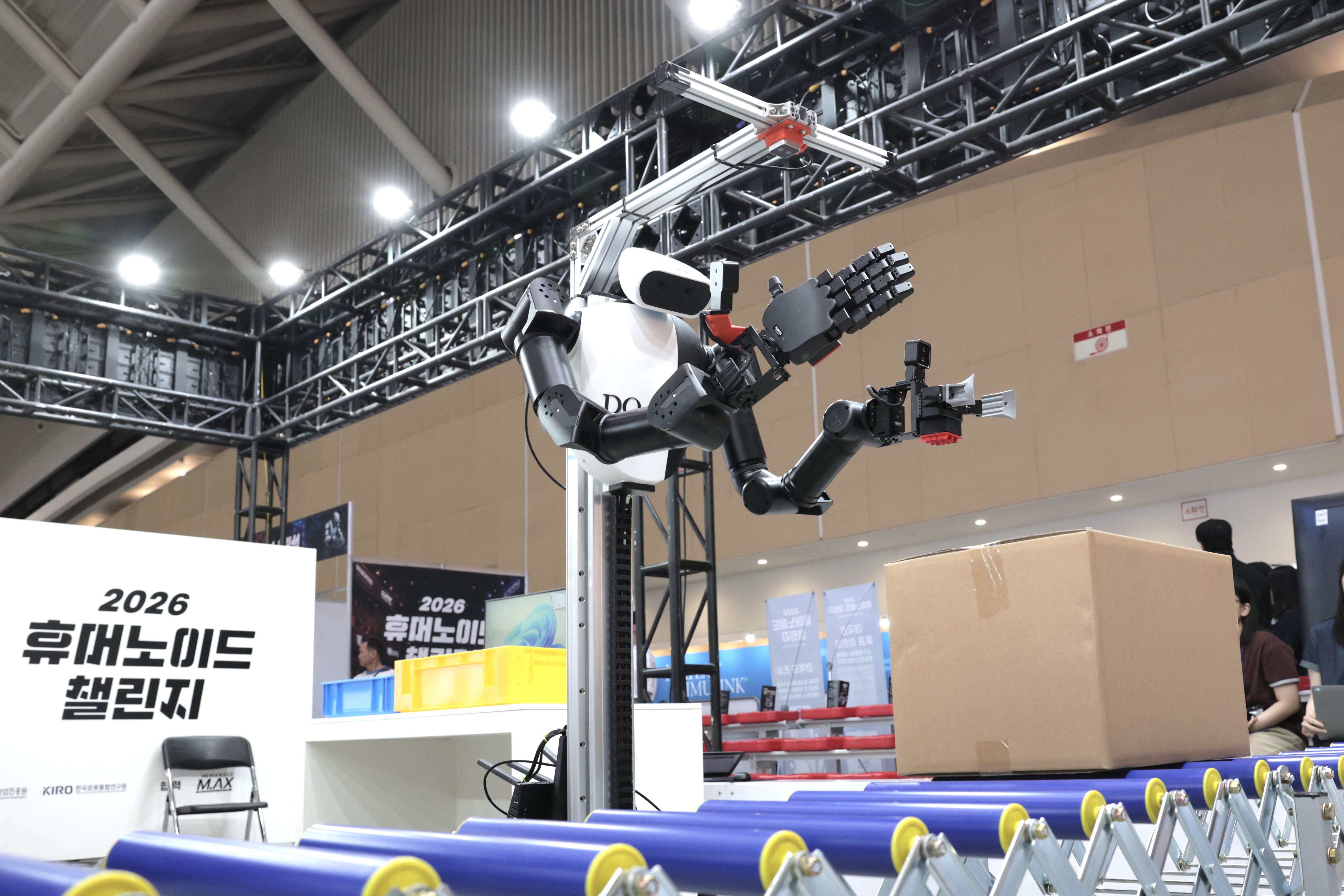 Un robot participant au challenge des robots humanoïdes porte une caisse, à Incheon, le 3 juillet 2026. © Park Dae-jin / Korea.net