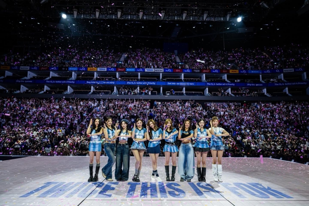 Le groupe TWICE sur scène à Londres, les 3 et 4 juin 2025, à l’occasion de sa sixième tournée mondiale THIS IS FOR. © Compte Facebook de TWICE