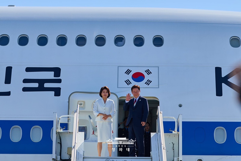 Le pr&eacute;sident Lee Jae Myung et son &eacute;pouse Kim Hea Kyung sur le tarmac de l&rsquo;a&eacute;roport de S&eacute;oul, &agrave; Seongnam, le 17 juin 2026. &copy; Cheong Wa Dae