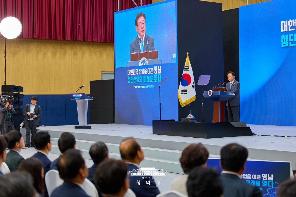 Le pr&eacute;sident Lee Jae Myung s&rsquo;exprime lors d&rsquo;une s&eacute;ance d&rsquo;information portant sur les investissements destin&eacute;s &agrave; la cr&eacute;ation d&rsquo;un cluster industriel de haute technologie dans le sud-est de la Cor&eacute;e, &agrave; Jinju, le 3 juillet 2026. &copy; Cheong Wa Dae