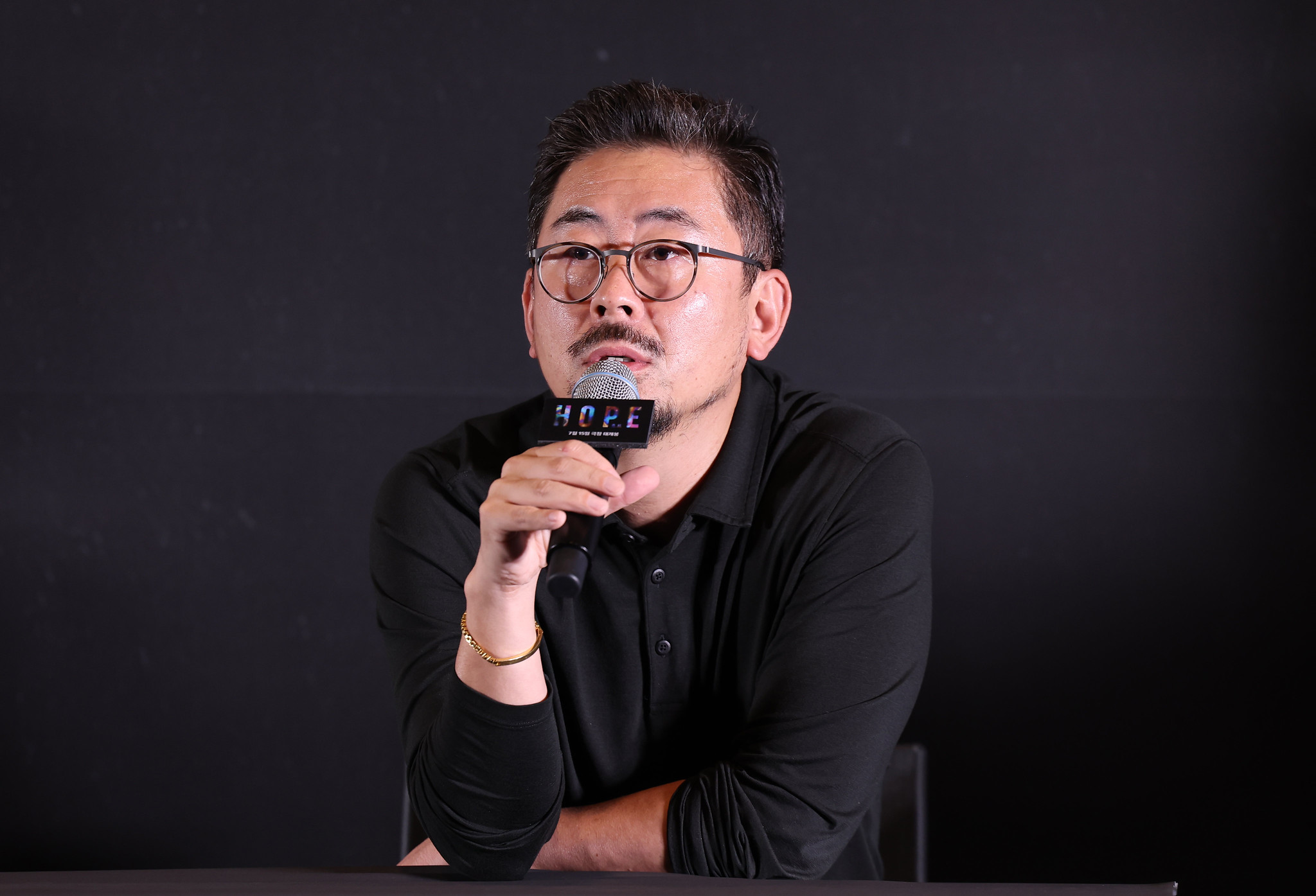 Le réalisateur Na Hong-jin répond aux questions des journalistes lors de la conférence de presse, à Séoul, le 6 juillet 2026. © pacdaejin@korea.kr / Korea.net