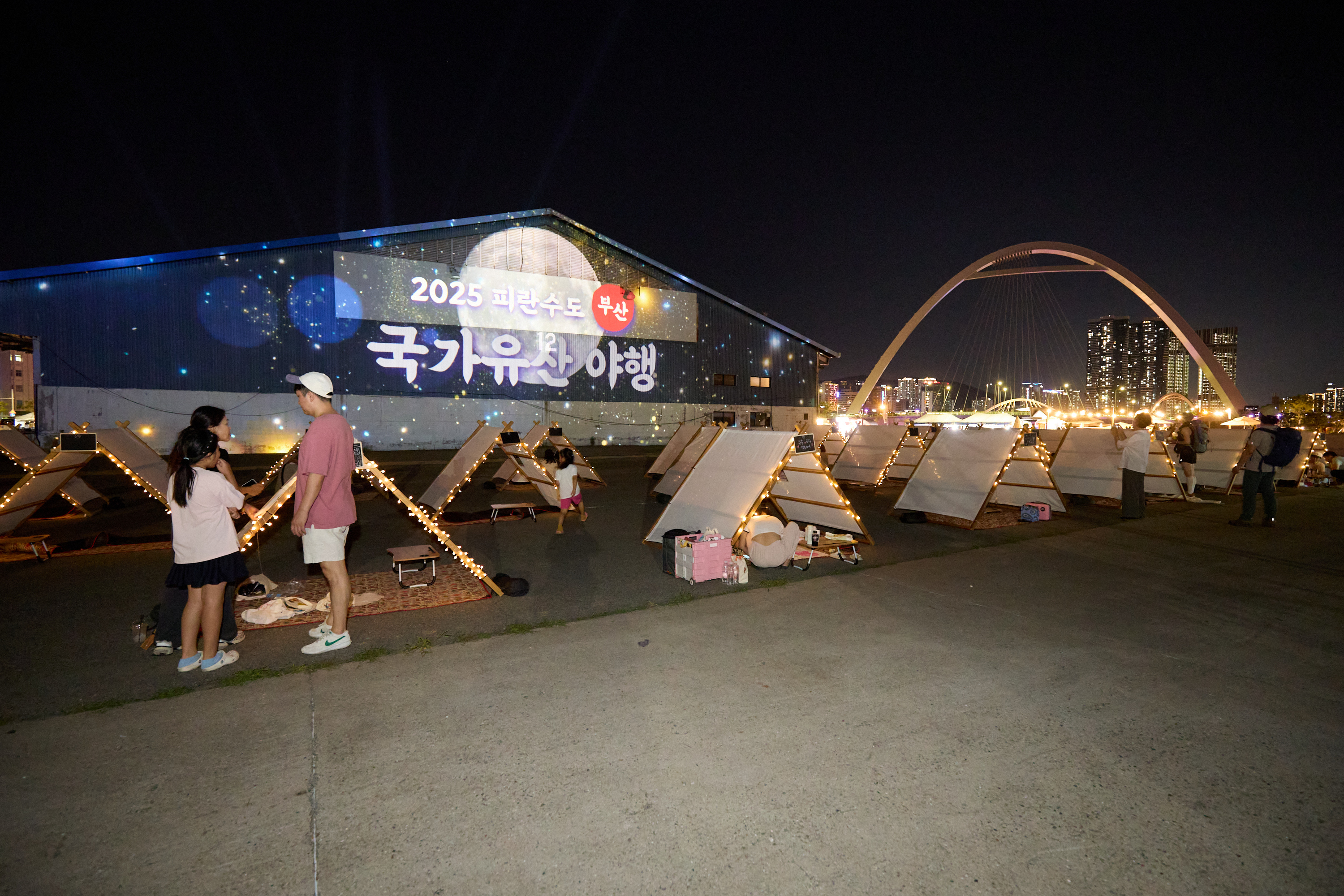 Le programme de visite guidée nocturne Busan Heritage Night se déroule près du pont de Yeongdo, à Busan, le 15 août 2025. © Busan Heritage Night
