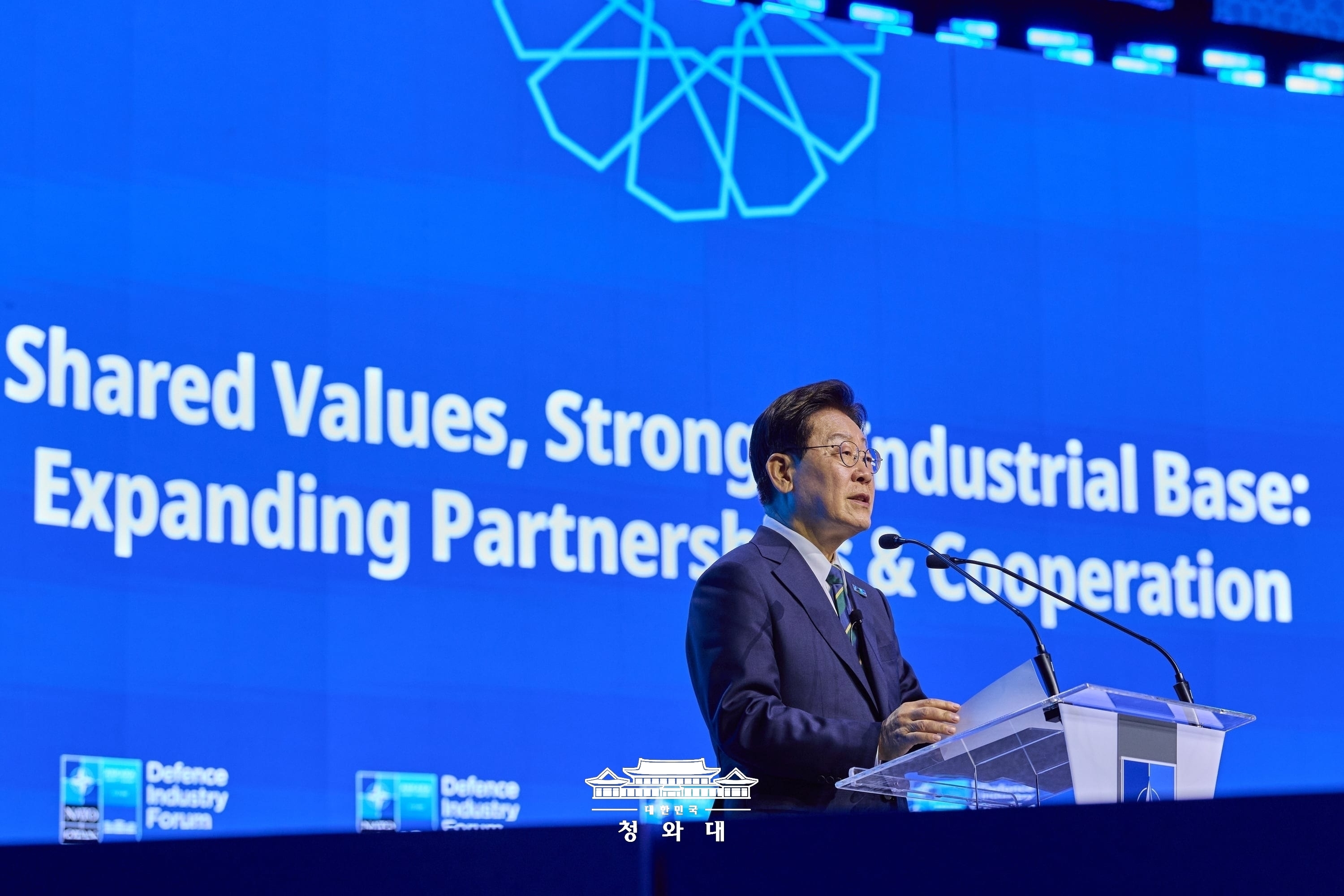 Le président Lee Jae Myung s’exprime lors du Forum des industries de défense de l’OTAN, à Ankara, le 7 juillet 2026. © Cheong Wa Dae