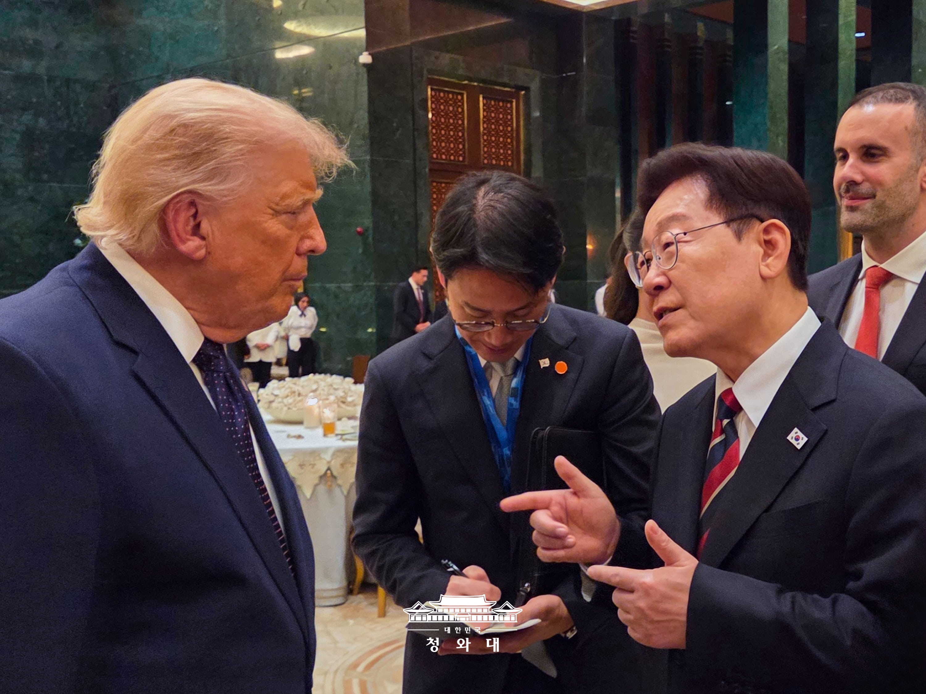 Le président Lee Jae Myung discute avec son homologue américain Donald Trump, en marge du sommet de l’OTAN à Ankara, le 7 juillet 2026. © Cheong Wa Dae