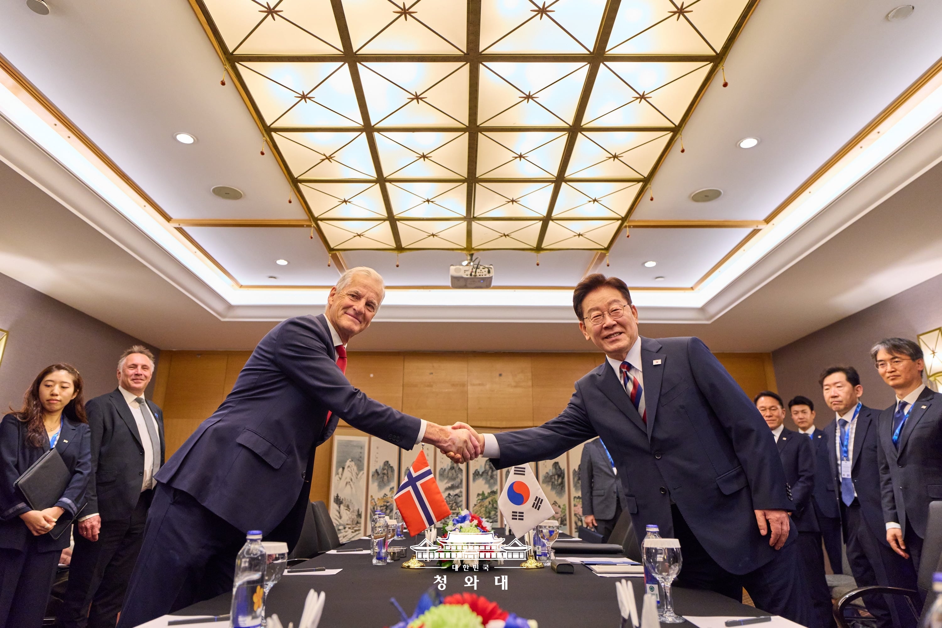 Le président Lee Jae Myung serre la main du Premier ministre norvégien, Jonas Gahr Store, en marge du sommet de l’OTAN à Ankara, le 7 juillet 2026. © Cheong Wa Dae
