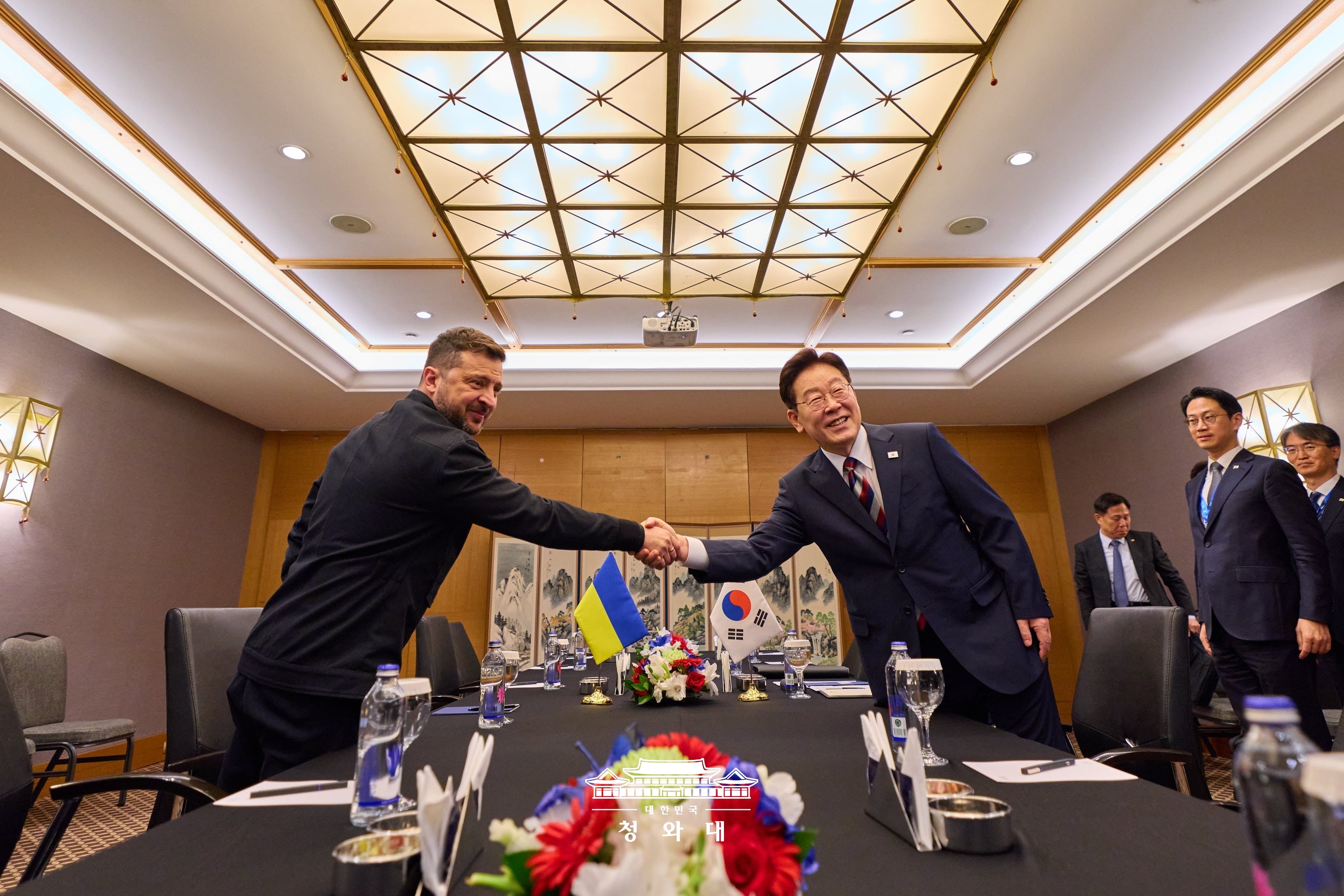 Le président Lee Jae Myung serre la main de son homologue ukrainien, Volodymyr Zelenskyy, en marge du sommet de l’OTAN à Ankara, le 7 juillet 2026. © Cheong Wa Dae