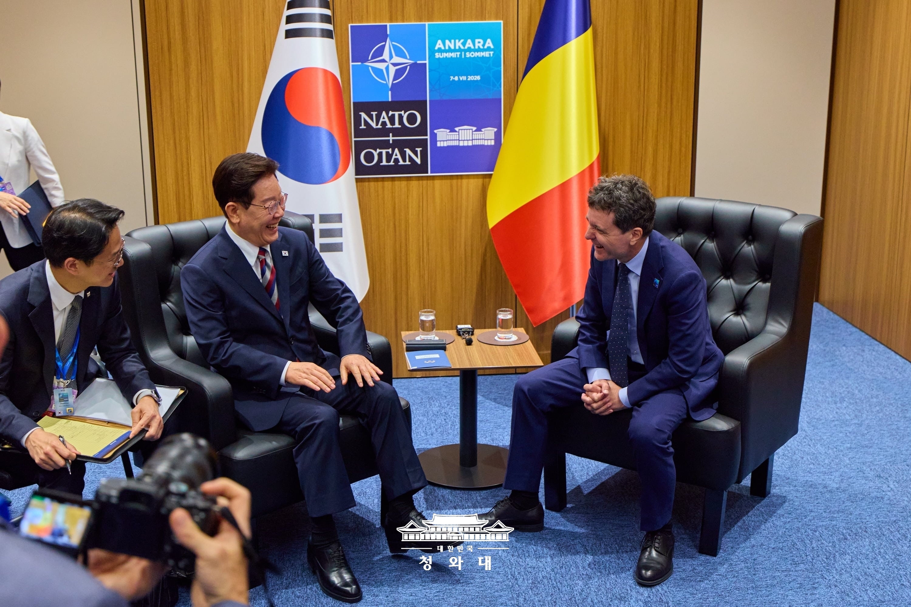 Le président Lee Jae Myung s’entretient avec son homologue roumain, Nicusor Dan, en marge du sommet de l’OTAN à Ankara, le 7 juillet 2026. © Cheong Wa Dae