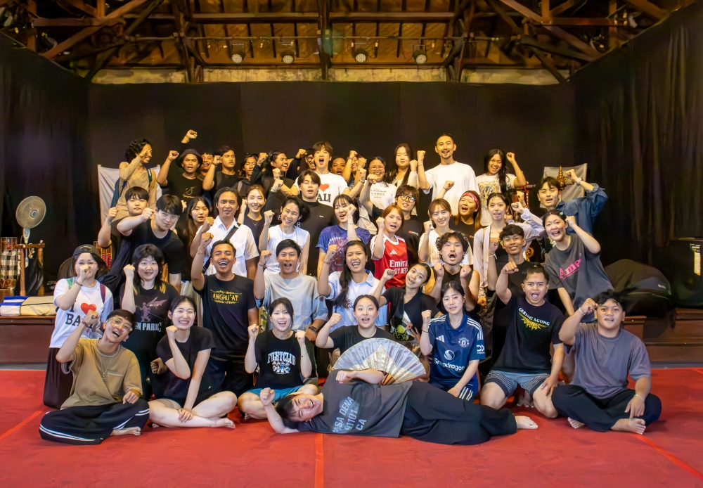 Des &eacute;tudiants du Seoul Institute of the Arts aux c&ocirc;t&eacute;s d&rsquo;artistes indon&eacute;siens lors du Bali Arts Festival. Cette universit&eacute; fait partie des &eacute;tablissements s&eacute;lectionn&eacute;s cette ann&eacute;e pour le programme K-Culture Youth Global Frontier. &copy; Minist&egrave;re de la Culture, des Sports et du Tourisme