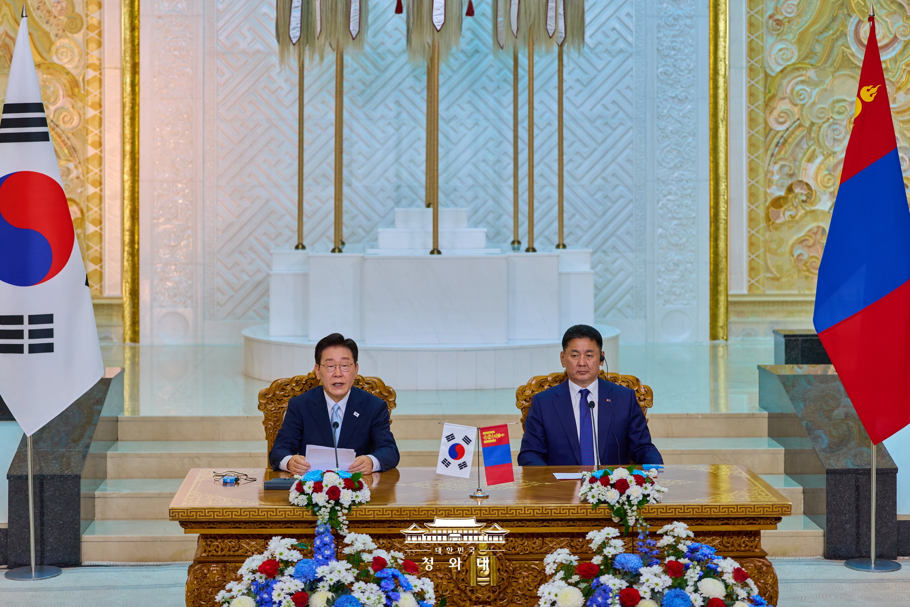 Le pr&eacute;sident Lee Jae Myung et son homologue mongolien Ukhnaagiin Khurelsukh tiennent une conf&eacute;rence de presse &agrave; Oulan-Bator, en Mongolie, le 9 juillet 2026. &copy; Cheong Wa Dae