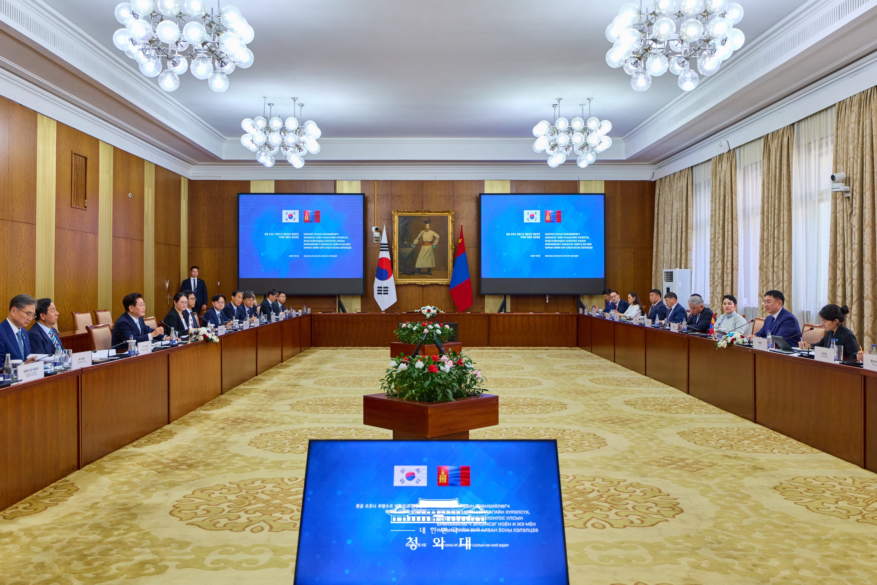 Le pr&eacute;sident Lee Jae Myung et son homologue mongolien s&rsquo;entretiennent &agrave; Oulan-Bator, en Mongolie, le 9 juillet 2026. &copy; Cheong Wa Dae