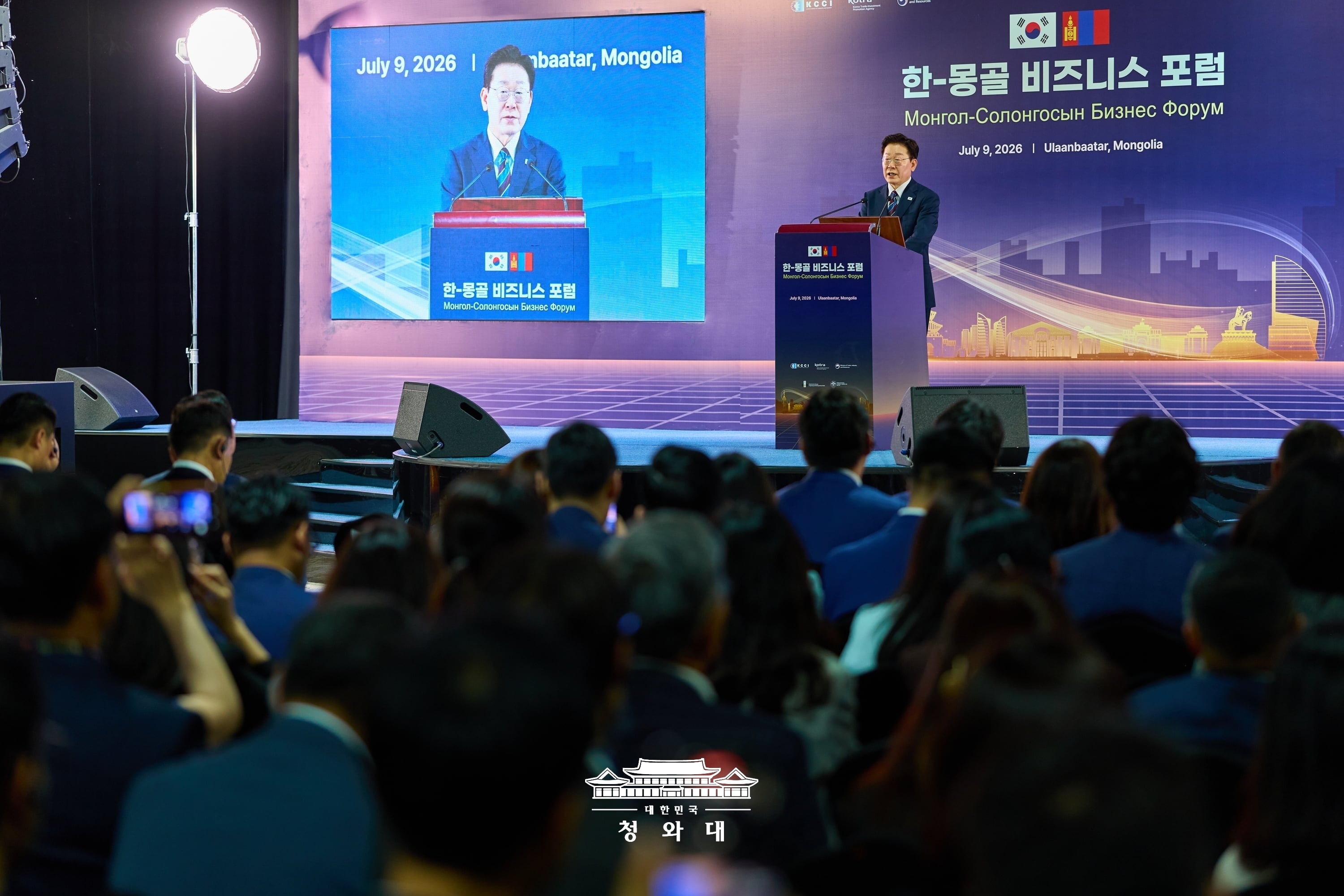 Le pr&eacute;sident Lee Jae Myung s&rsquo;exprime lors d&rsquo;un forum d&rsquo;affaires organis&eacute; &agrave; Oulan-Bator, en Mongolie, le 9 juillet 2026. &copy; Cheong Wa Dae