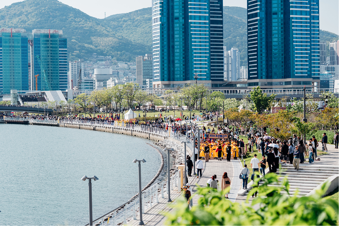 ▲ '조선통신사 행렬 재현' 행사는 26일 부산 해운대구 벡스코 야외광장에서 열린다. 사진은 지난 4월 '조선통신사 축제' 중 행렬 재현 모습. 국가유산청 
