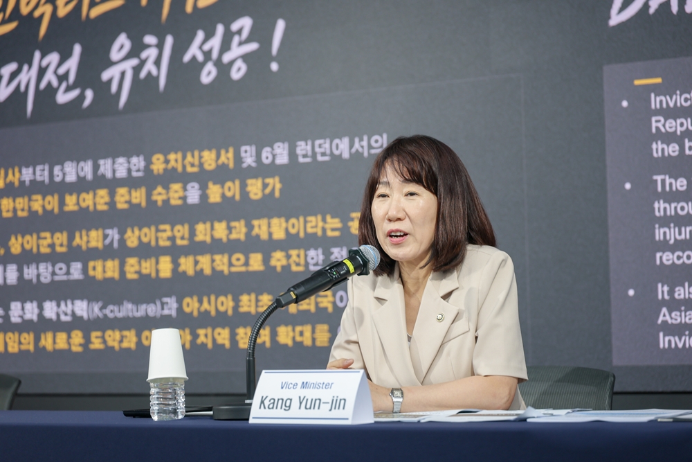 Le vice-ministre du ministère des Patriotes et des Anciens combattants, Kang Yun-jin, s’exprime lors d’une conférence de presse accordée aux médias étrangers, le 22 juillet 2026. © Ministère des Patriotes et des Anciens combattants