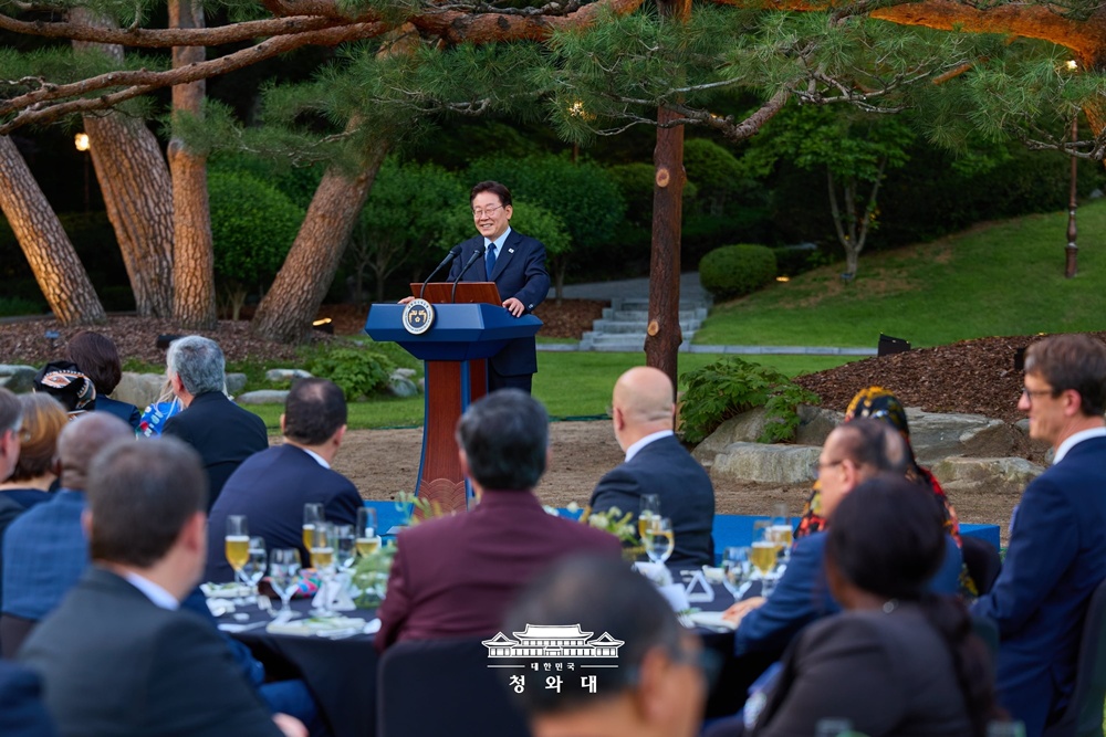 Le pr&eacute;sident Lee Jae Myung s&rsquo;exprime lors du d&icirc;ner avec les membres du corps diplomatique en Cor&eacute;e et des repr&eacute;sentants d&rsquo;organisations internationales au complexe pr&eacute;sidentiel de Cheong Wa Dae, &agrave; S&eacute;oul, le 23 juin 2026. &copy; Cheong Wa Dae