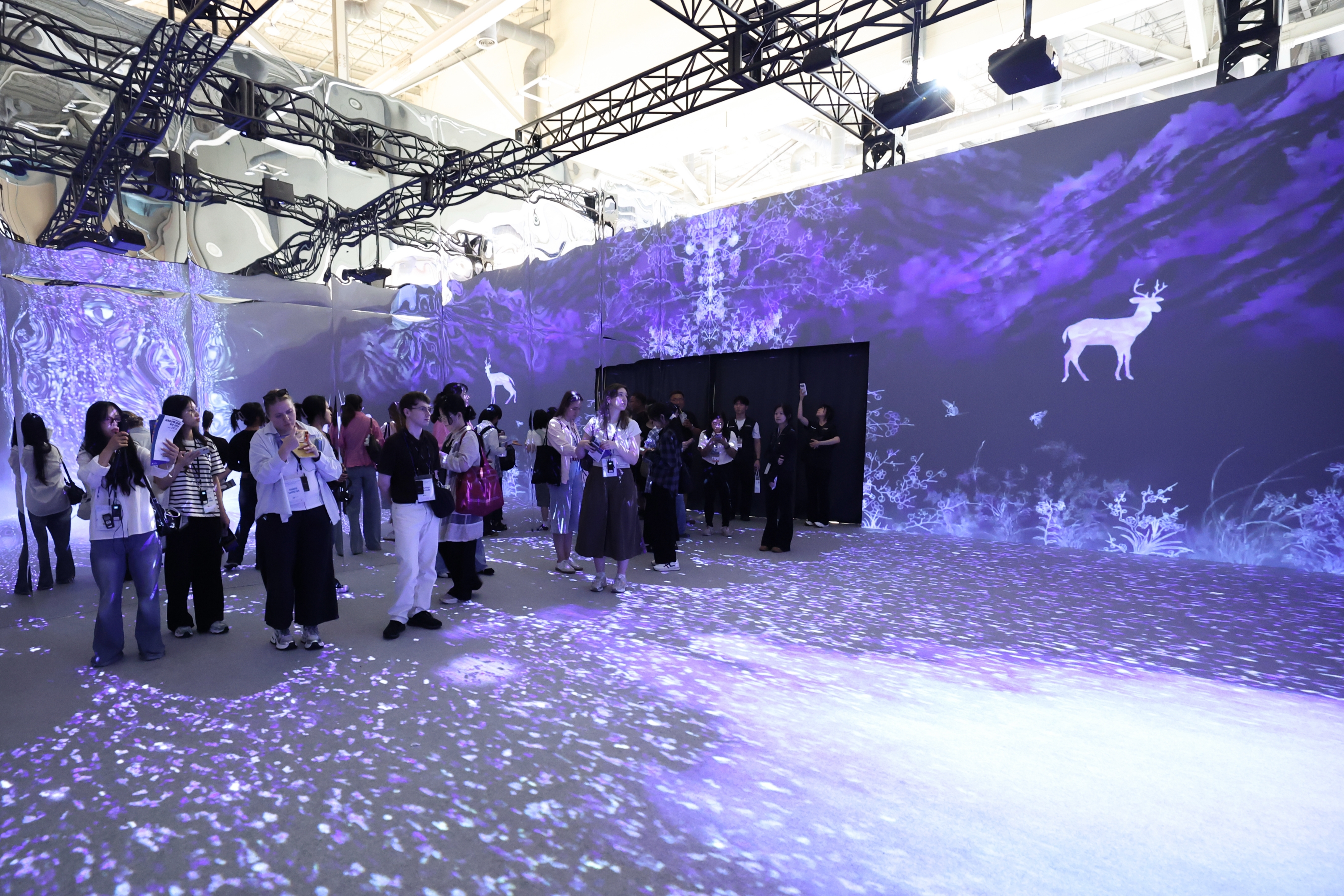 Une &oelig;uvre d&rsquo;art num&eacute;rique diffus&eacute;e dans le pavillon de la Cor&eacute;e install&eacute; &agrave; l&rsquo;occasion de la 48e session du Comit&eacute; du patrimoine mondial de l&rsquo;UNESCO, au centre des expositions Bexco de Busan, le 23 juillet 2026. &copy; Park Dae-jin / Korea.net