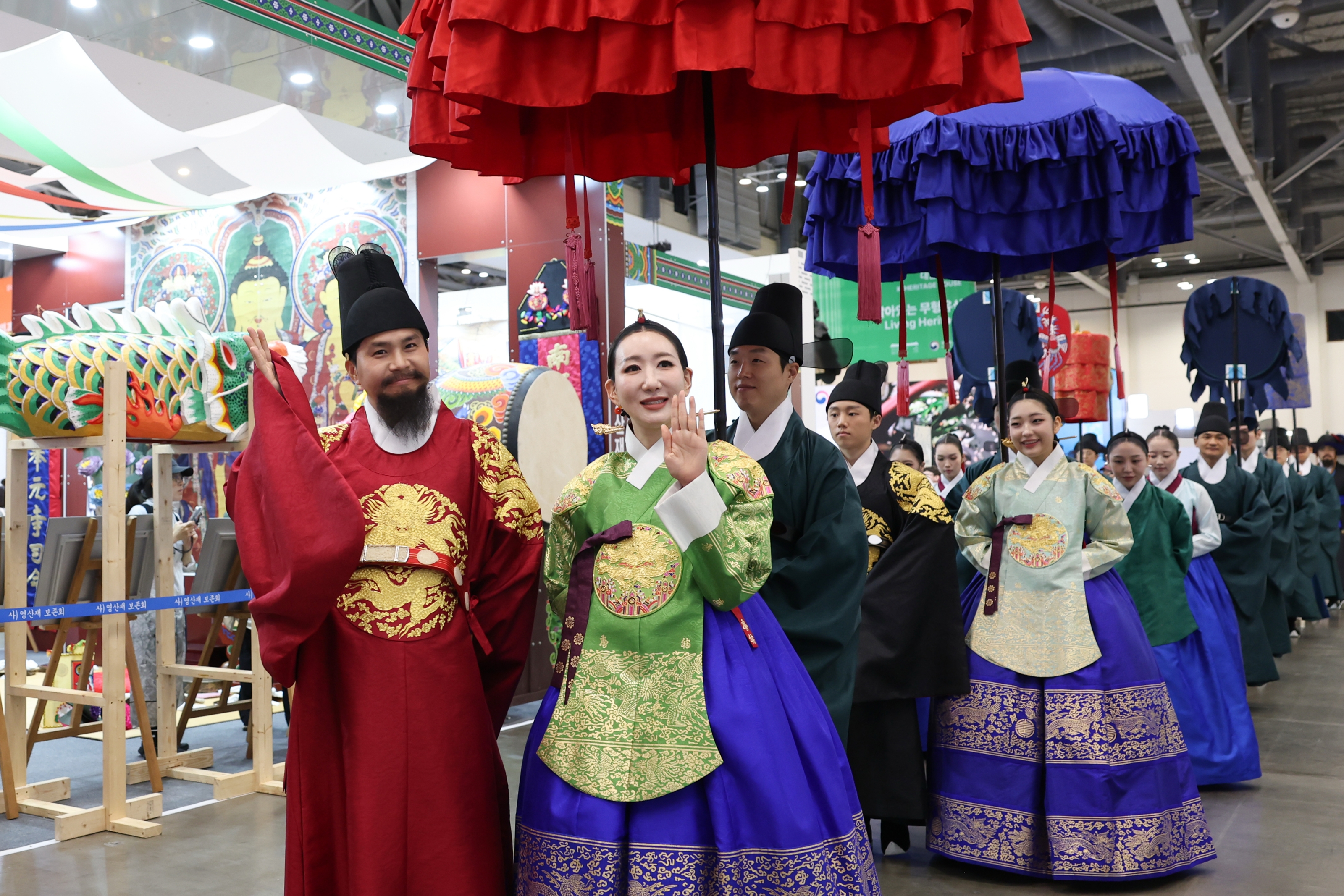 La reconstitution d&rsquo;une parade royale &agrave; l&rsquo;&egrave;re Joseon se d&eacute;roule au pavillon de la Cor&eacute;e install&eacute; &agrave; l&rsquo;occasion de la 48e session du Comit&eacute; du patrimoine mondial de l&rsquo;UNESCO, au centre des expositions Bexco de Busan, le 23 juillet 2026. &copy; Park Dae-jin / Korea.net