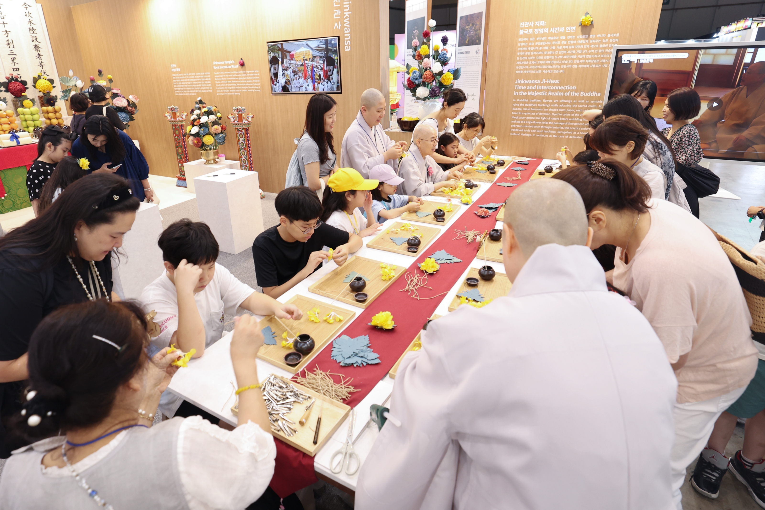 Un atelier de fabrication de jihwa, des fleurs en papier traditionnel hanji, se d&eacute;roule au pavillon de la Cor&eacute;e install&eacute; &agrave; l&rsquo;occasion de la 48e session du Comit&eacute; du patrimoine mondial de l&rsquo;UNESCO, au centre des expositions Bexco de Busan, le 23 juillet 2026. &copy; Park Dae-jin / Korea.net