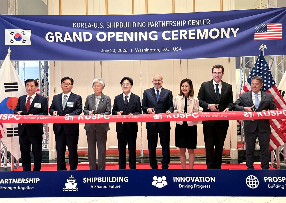 Le ministre du Commerce, de l’Industrie et des Ressources, Kim Jung-Kwan (quatrième à gauche), son homologue américain Howard Lutnick (quatrième à droite), l’ambassadrice de la Corée aux États-Unis, Kang Kyung-wha, et l’ambassadrice des États-Unis en Corée coupent le ruban lors de la cérémonie d’ouverture du centre KUSPC, à Washington, le 23 juillet 2026. © Agence de presse Yonhap