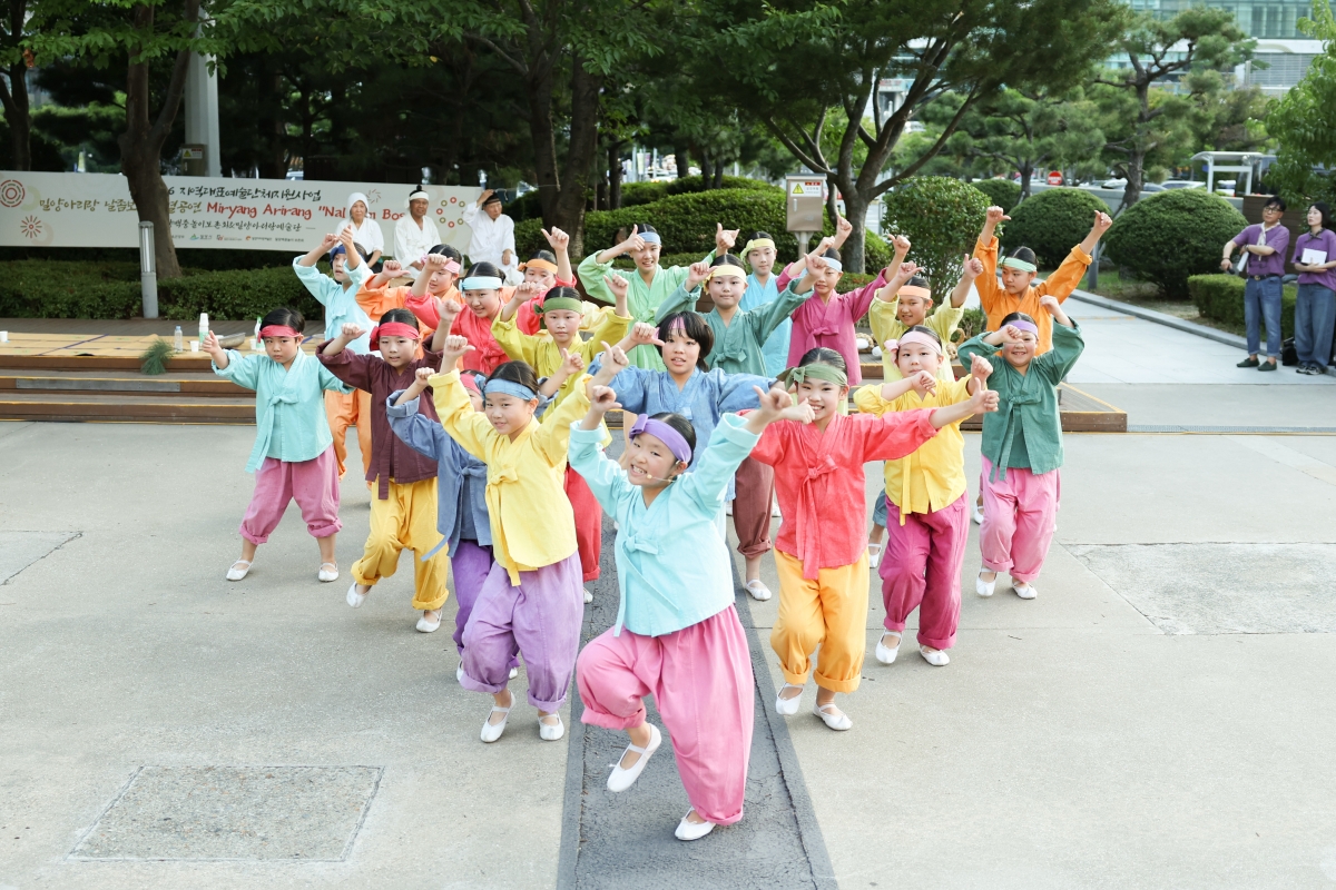 « Nal Jom Bo So » (Regarde-moi en coréen), une représentation moderne de l’Arirang de Miryang, l’une des trois plus célèbres variantes du chant traditionnel coréen Arirang, se tient sur la place devant le centre des expositions Bexco de Busan, le 24 juillet 2026. © Park Dae-jin / Korea.net