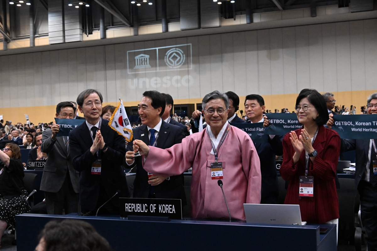 La d&eacute;l&eacute;gation cor&eacute;enne &agrave; la 48e session du comit&eacute; du patrimoine mondial de l&rsquo;UNESCO, &agrave; Busan, le 25 juillet 2026, dont font partie Heo Min, directeur du Korea Heritage Service (deuxi&egrave;me &agrave; droite) et Kim Ji-hee, ambassadrice de la Cor&eacute;e aupr&egrave;s de l&rsquo;UNESCO (&agrave; droite). &copy; Korea Heritage Service